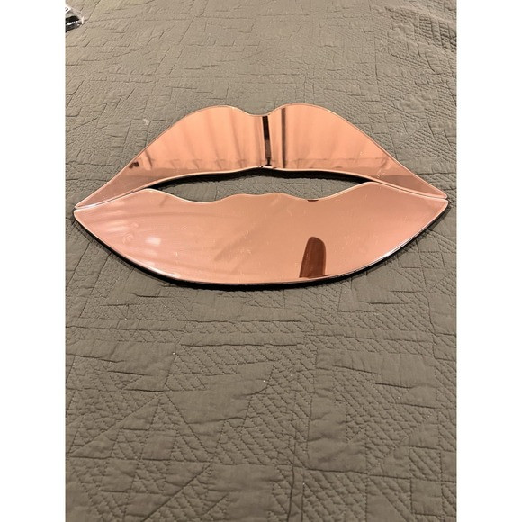 Mirror Lips Decor Very Sexy Measurements In Photos | Poshmark
