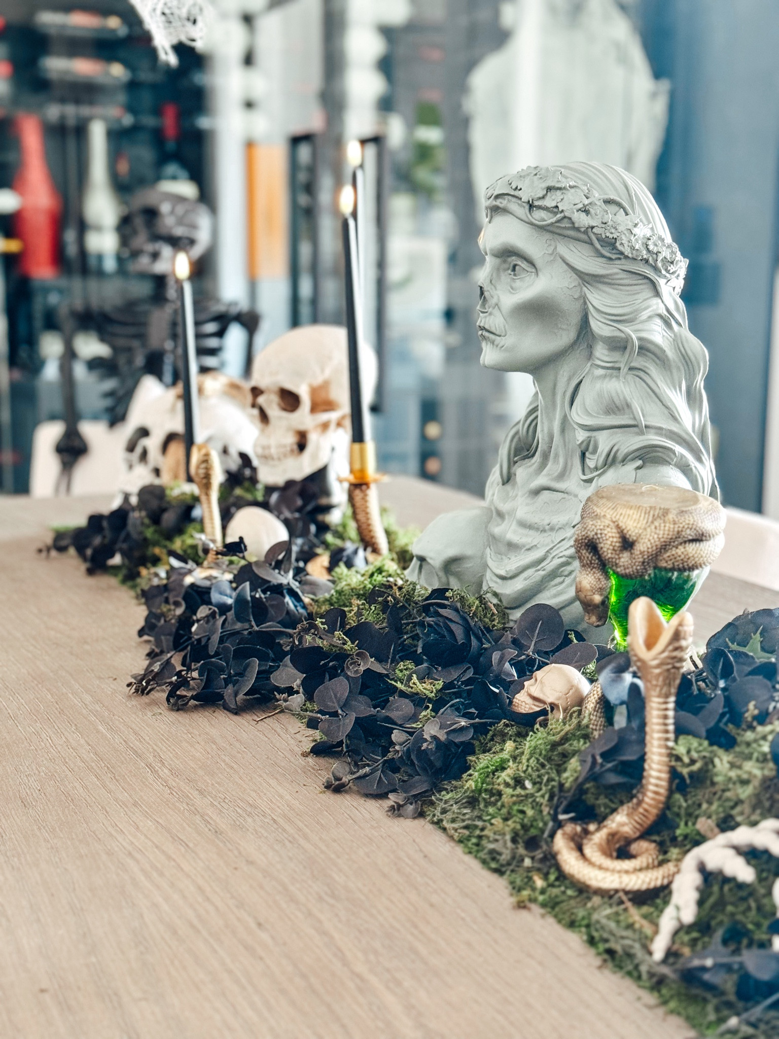 Spooky Season 🐍 







#halloween #halloweendecor #tablesetting #spooky

#LTKHoliday 

#LTKHalloween #LTKParties