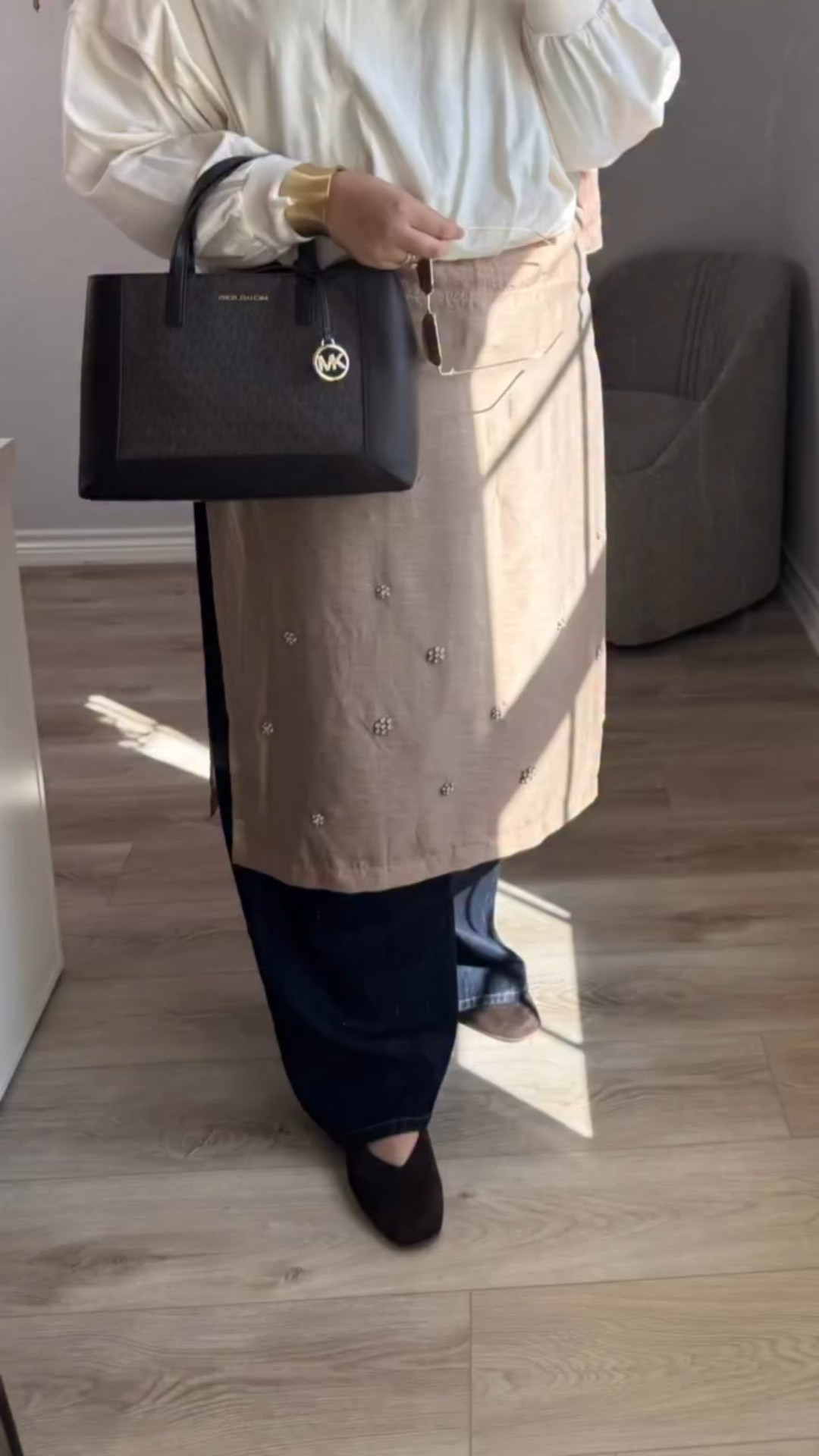 حبينا؟ خبروني ممكن تجربو تلبسو اشي مش لحجاب بطريقة تزبط لحجاب؟ 
Would you try to make sth not modest and wear it in a more modest way?