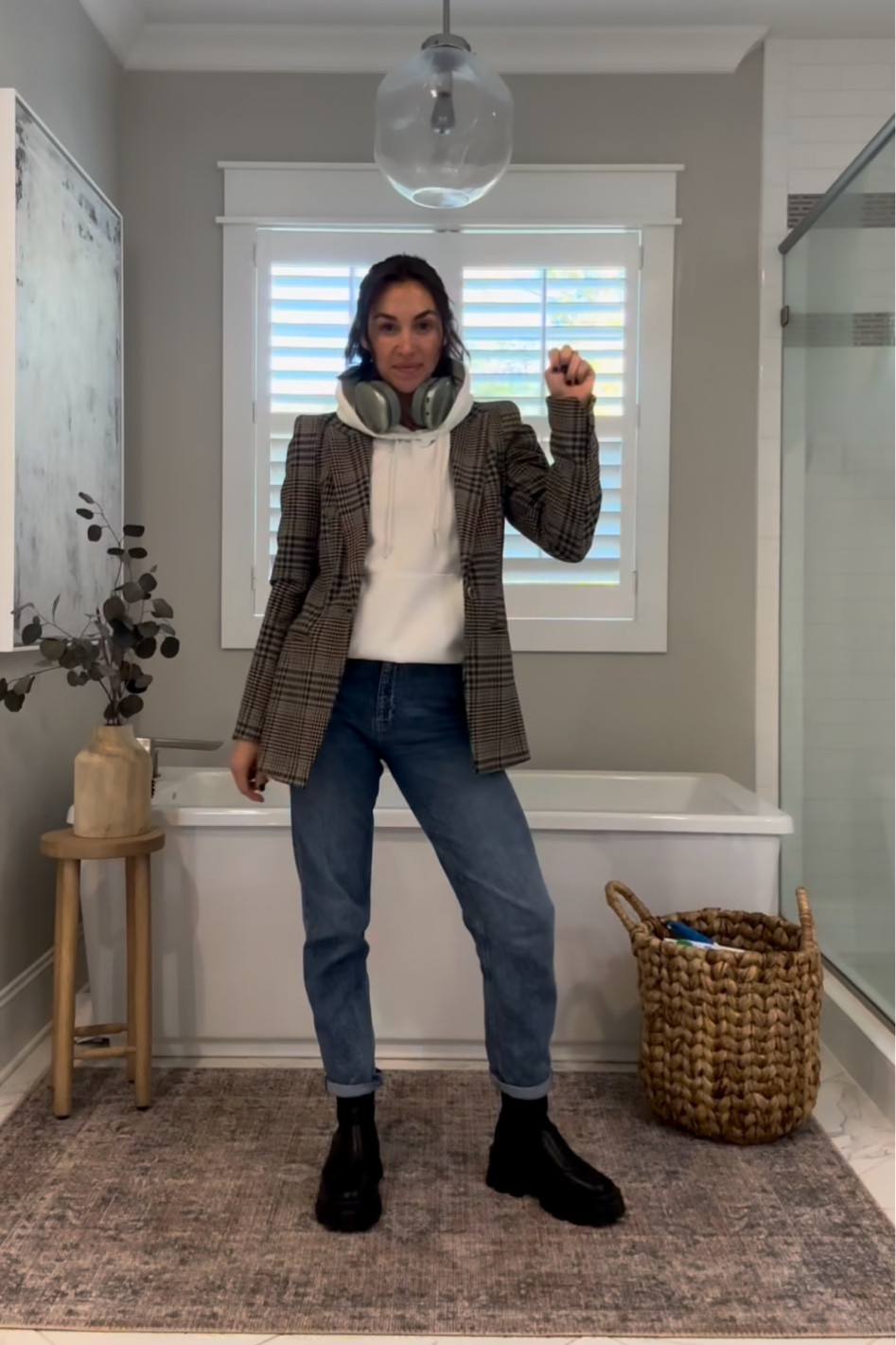 Jeans are Zara: TRF STRAIGHT LEG JEANS WITH A HIGH WAIST Blue | 4365/240
Blazer is asos but sold out linked a similar one! 