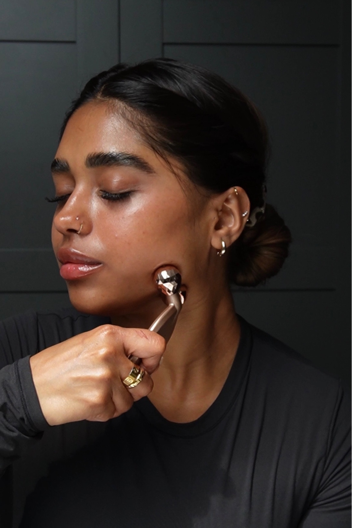 If you wake up feeling puffy in the morning, you need to give a morning lymphatic massage a go! Here’s my favorite tool from Clarins. 🤍

#LTKbeauty