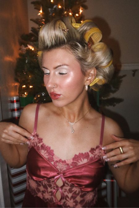 Frosted viral Pinterest makeup ❄️

Holiday makeup, Christmas makeup, holiday outfit, Christmas outfits. 



#LTKGiftGuide #LTKbeauty #LTKHoliday