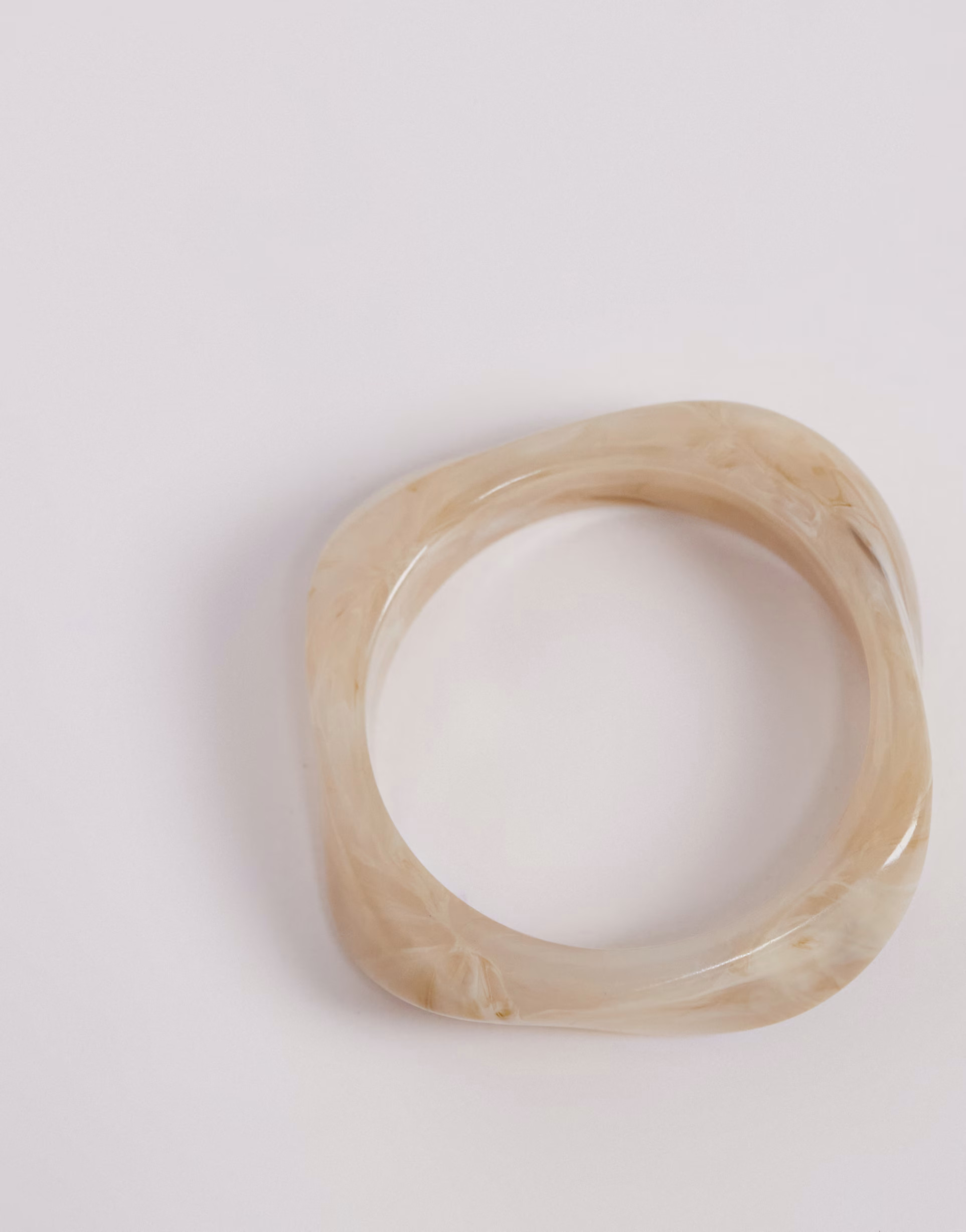 Kaiia - Bracelet jonc chunky et asymétrique en résine - Champagne perlé | ASOS | ASOS (Global)