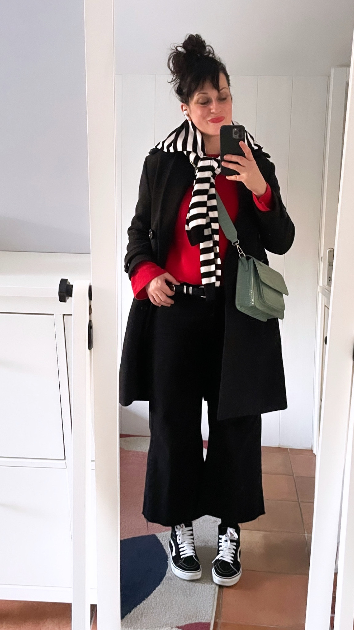 . Pull rayé en merinos #soniarykiel (en lien)
. Caban en laine anthracite #emersonfry (en lien + similaire) 
. Pull maille 3D rouge #uniqlo (en lien)
. Sac rigide vert d'eau #hvisk 
. Jean flare crop "Catherine" #mango (en lien) 
. Ceinture western à double boucle #zaraman (similaire, en lien) 
. Sneakers Sk8-Hi #Vans (en lien) 
. Rouge à lèvres mat "Feed the flame" #revlon (en lien) 



#LTKwinter #LTKmidsize #LTKfrance