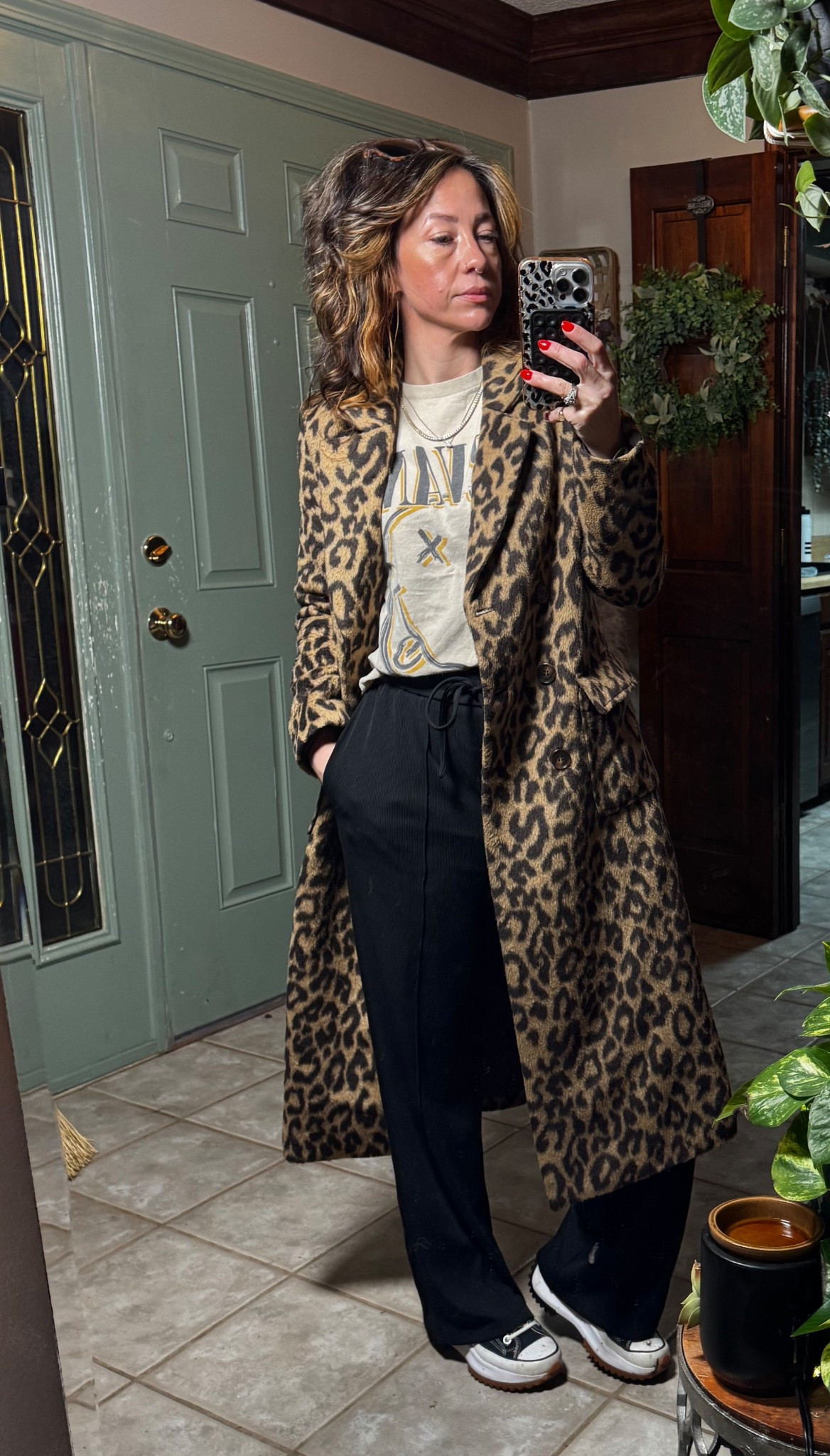 In a world full of basic…
be the one that walks in like you own the building.
Comfy, casual, but still a whole statement.
I will never understand playing small just to blend in.
Wear the coat. Be bold. Take up space. 🐆✨

#LTKOver40 #LTKmomlife #LTKootd
