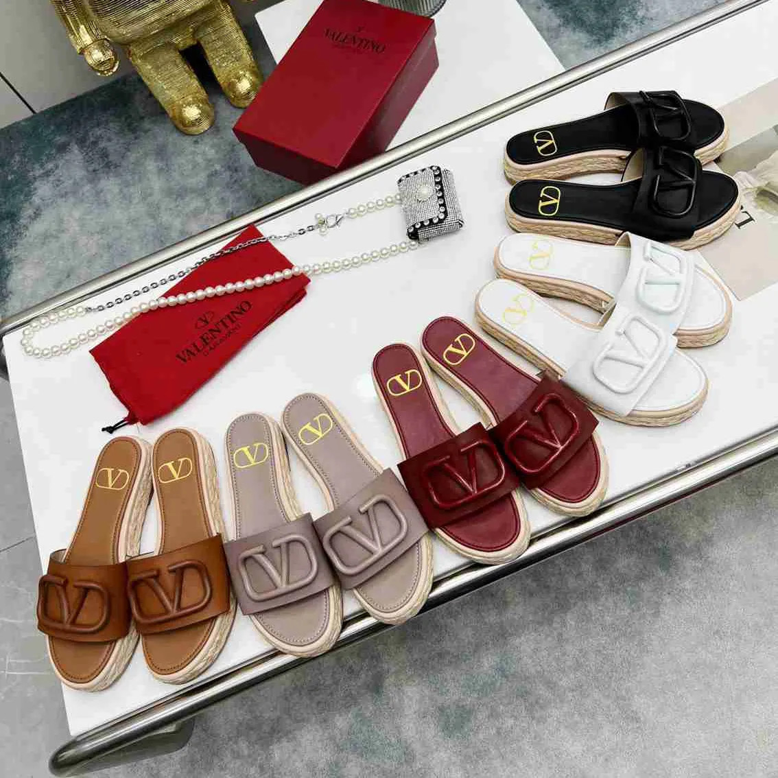 AAA VALENTINO Beach slippers Classic Flat heel Summer Lazy Designer fashion Cartoon Big Head flop... | DHGate