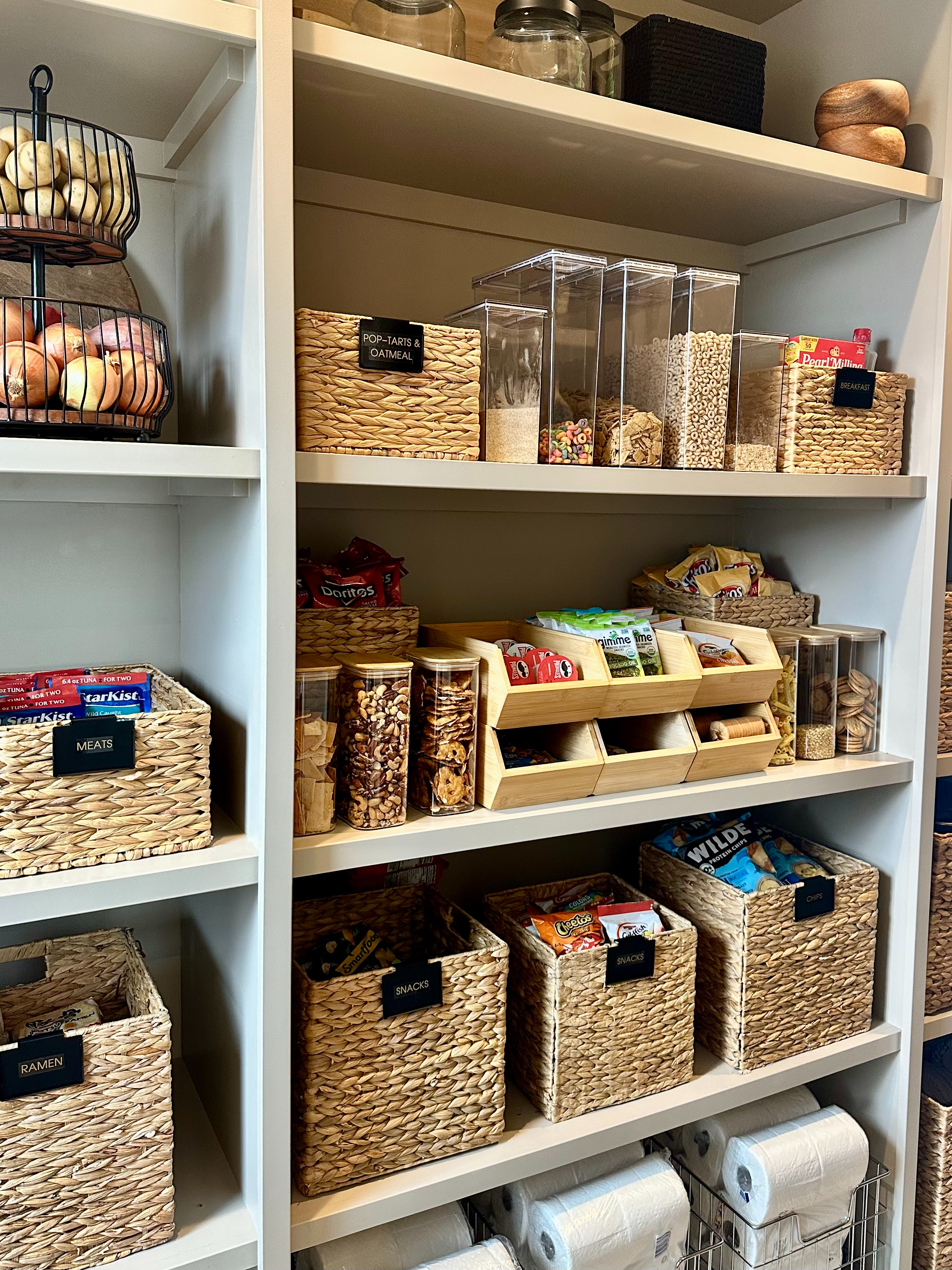 Mixing wood, metal & glass. Natural colors with a black accents to help things pop. Beautiful! :) #pantrygoals #organizewithtracy #organizesimply 

 