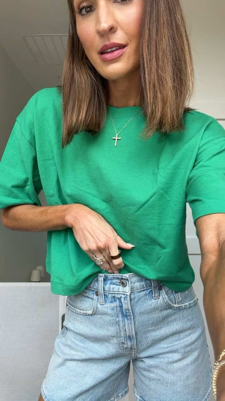 Pretty sure every girl needs this $15 basic tee 🫶🏼 such a great wardrobe staple you can live in all summer long! Runs a little big 💚
