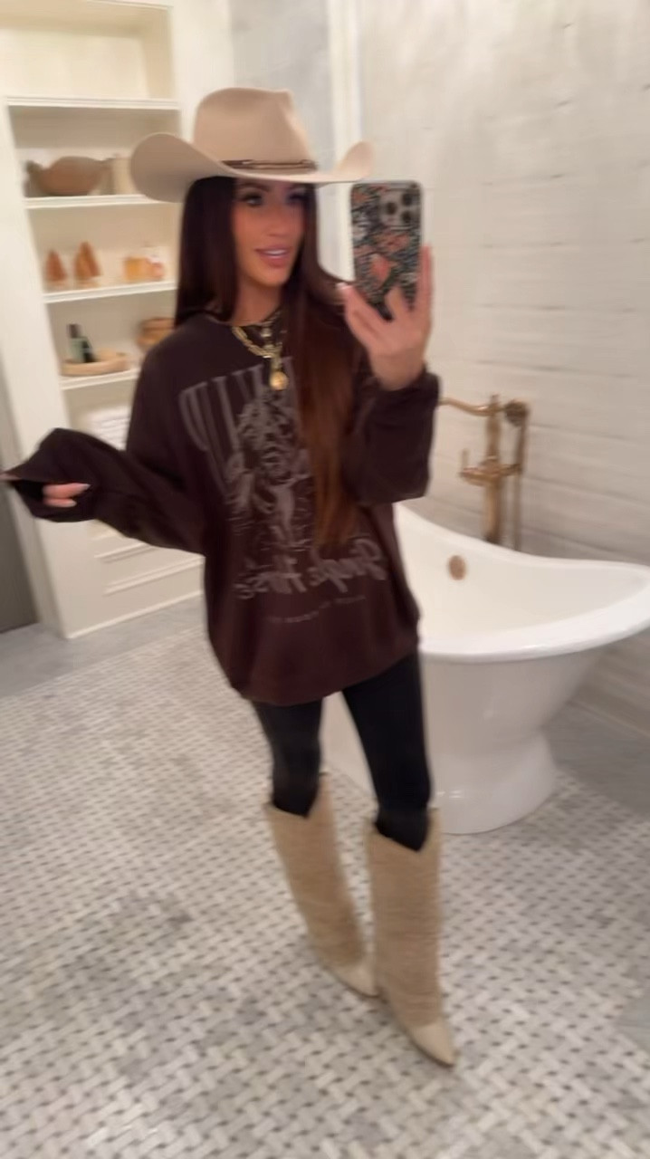 Holiday sweatshirtt

#LTKHoliday #LTKCyberWeek #LTKSaleAlert