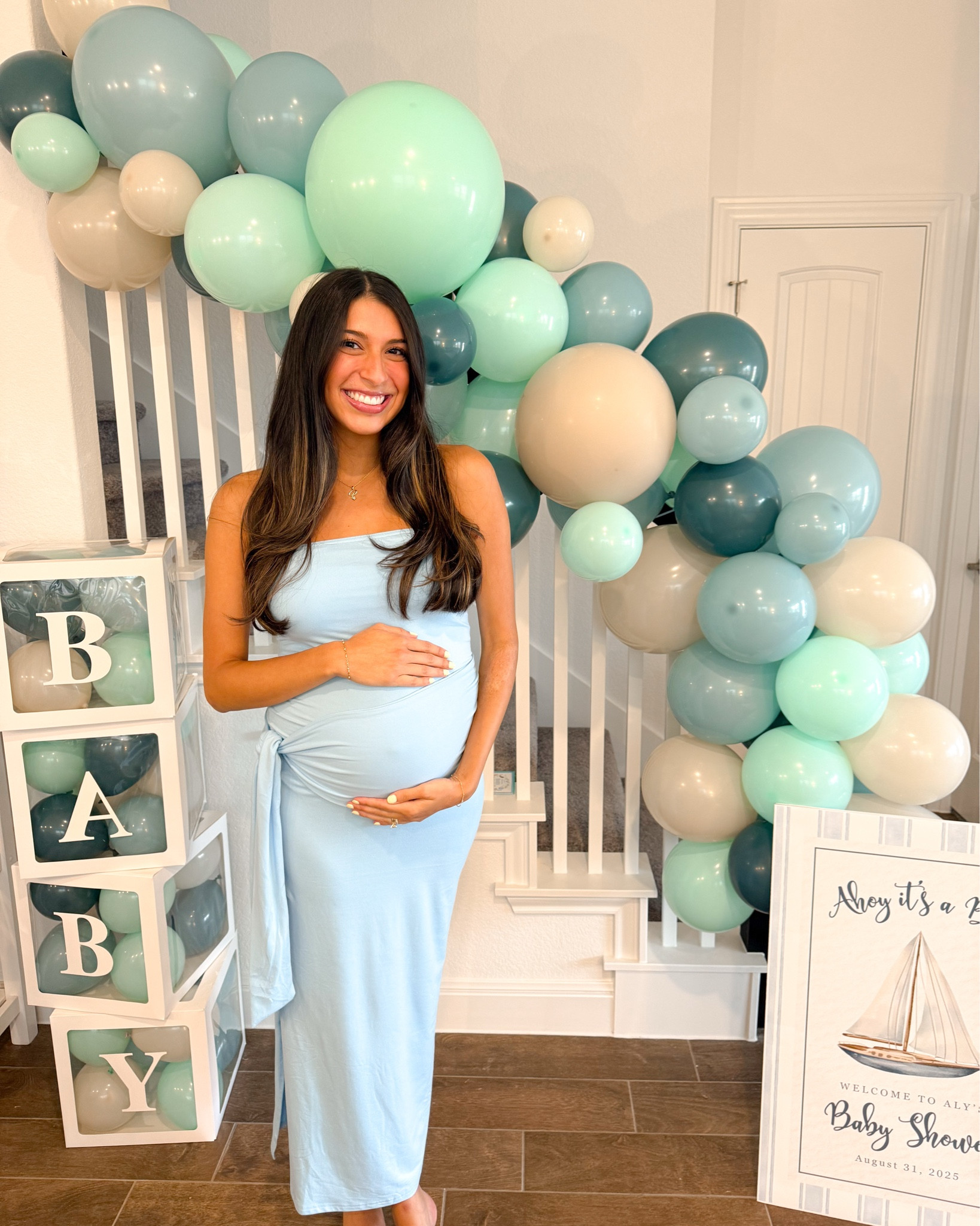 Baby shower dress 💙🤍
Wearing a size small 