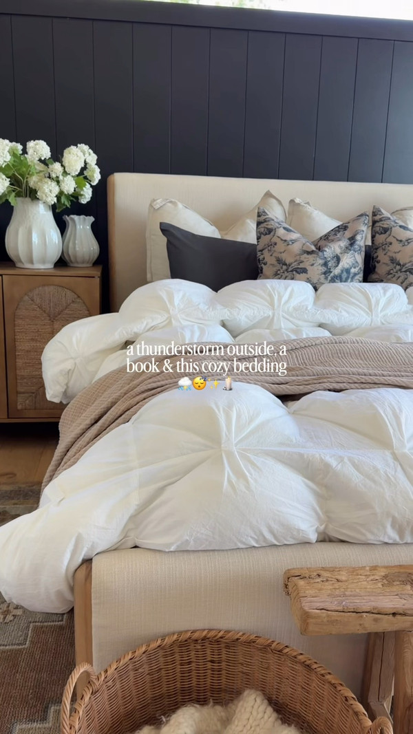 This bedding combo is peak cozy season, and honestly one of my favorite neutral…