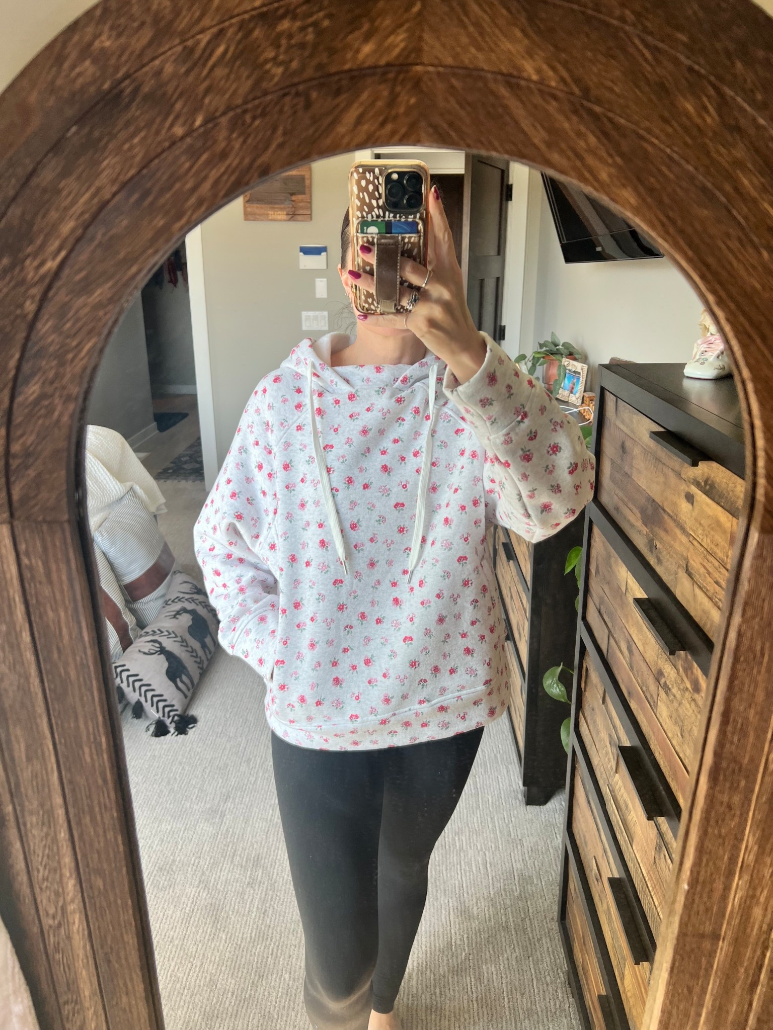 The cutest flower sweatshirt. 

#cozy #sweatshirt #flower

#LTKOver40 #LTKgrwm