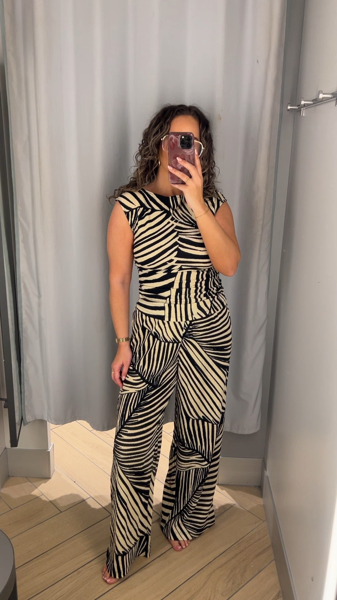 H&M have 15% off so thought I’d reshare this gorgeous set! Perfect for holiday! 

Travel outfit, airport outfit, holiday outfit, spring outfit 

#LTKsale #LTKspring #LTKAprilSpotlight