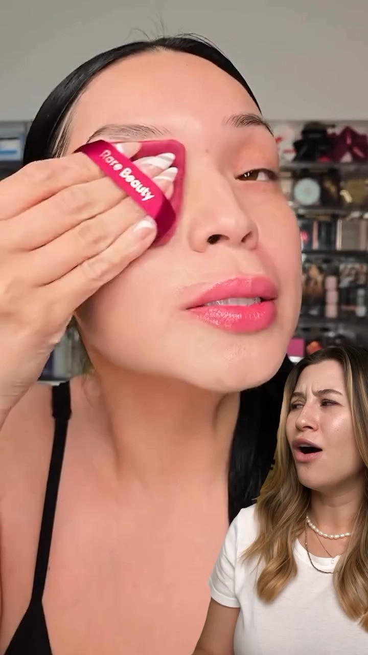 Base com esponjinha de pó, será que funciona? Vem conferir esse truque, usei a esponja pink puff de @linhaniinasecrets e a base hidra glow que está de volta! E aí o que acharam? 👇🏻
 

 #LTKbrasil