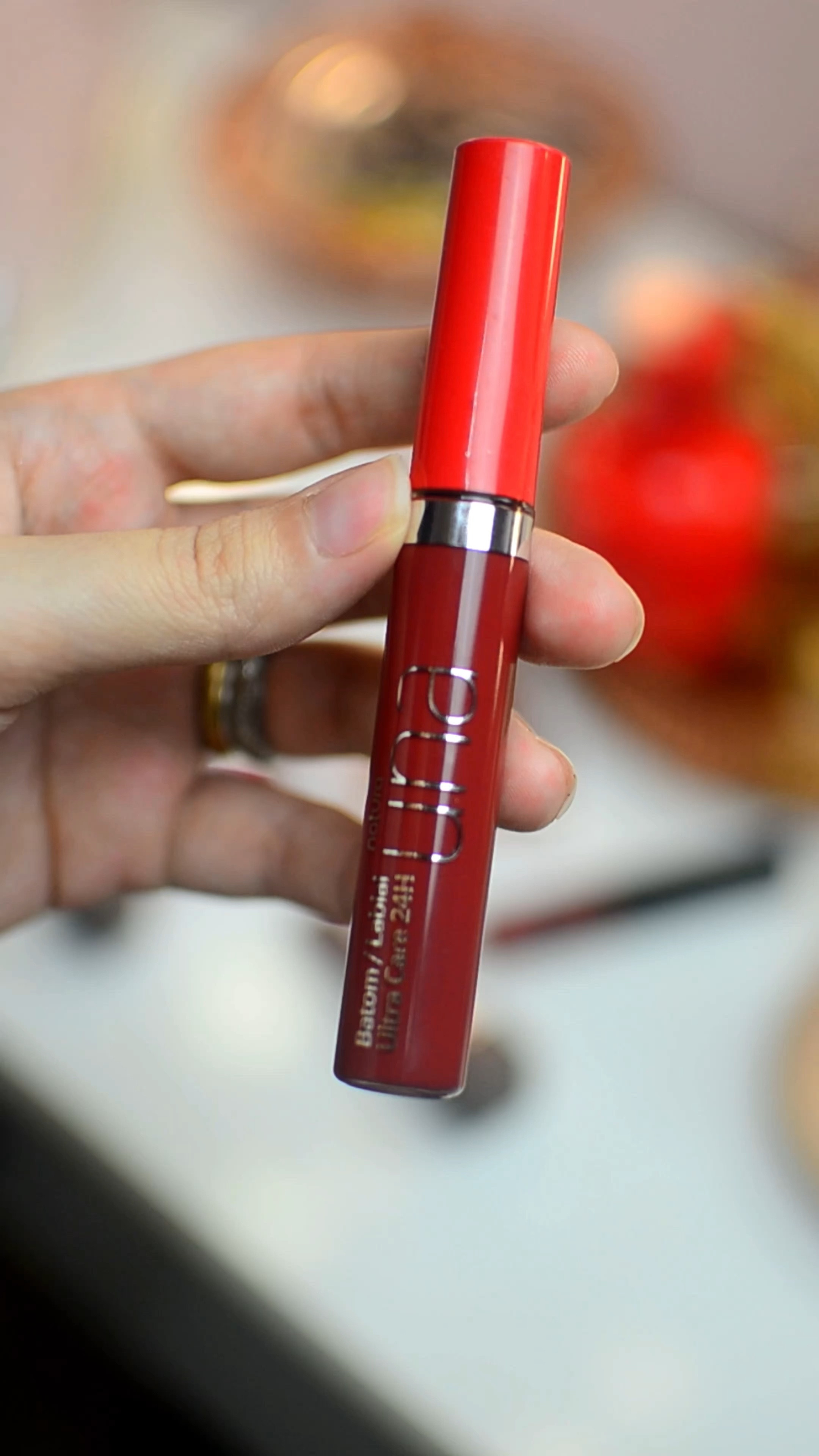 5 Opções de Batons Vermelhos de Natura, perfeitos para as festas de fim de ano 💄✨
.
- Batom vermelho cor Intenso da coleção #MeuVermelho de Natura Una;
.
- Batom Vermelho cor Vibrante da coleção #MeuVermelho de Natura Una;

*(Ambos possuem acabamento acetinado e alta pigmentação, ficam muito confortáveis nos lábios e são cores belíssimas)
.
- Batom Matte longa duração, cor Red Love, da coleção Natura Faces: Acabamento Matte confortável, com altíssima pigmentação, é a fórmula mais pigmentada entre os 05, e ótima opção pra quem busca um batom de longa duração e sem muitos retoques;
.
- Batom Vermelho 4C da coleção CC Hidratante de Natura Una;
.
- Batom vermelho Rouge da coleção CC Hidratante de Natura Una;
.
(Ambos possuem acabamento hidratante, mas que dura nos lábios. Fórmula rica em hidratação e regeneração dos lábios e é a opção perfeita pra quem detesta acabamento Matte)
.
Agora me conta aqui: Já conhecia ou usou algum dos batons dessas linhas de Natura? E qual foi seu favorito? 
.
.
.
#batomvermelho #batomliquido #batommatte #batomnatura #naturauna #naturafaces 

#LTKbrasil #LTKHoliday #LTKbeauty