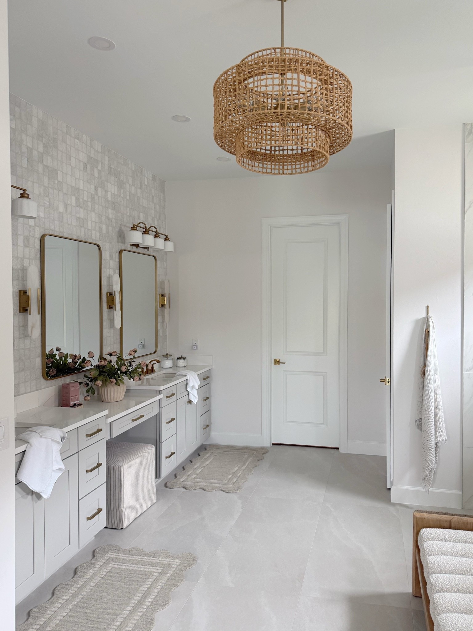 Bathroom details 🤍


#bathroomlighting #bathroomdecor #primarybath #bathroominspo #chandelier #homedecor #neutralhome #organicmodern #wayfair #bathroomvanity #rattanchandelier