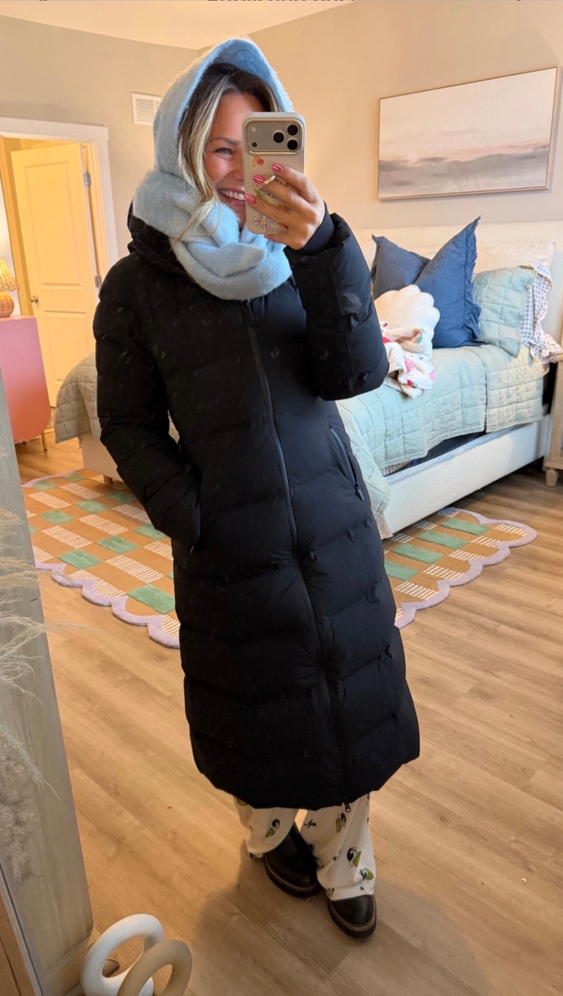 This is my cold-weather uniform: long puffer, cozy scarf, and boots I can actually walk in. Warm enough for freezing mornings but still easy to throw on for school drop-off and errands. Linking everything here 🤍