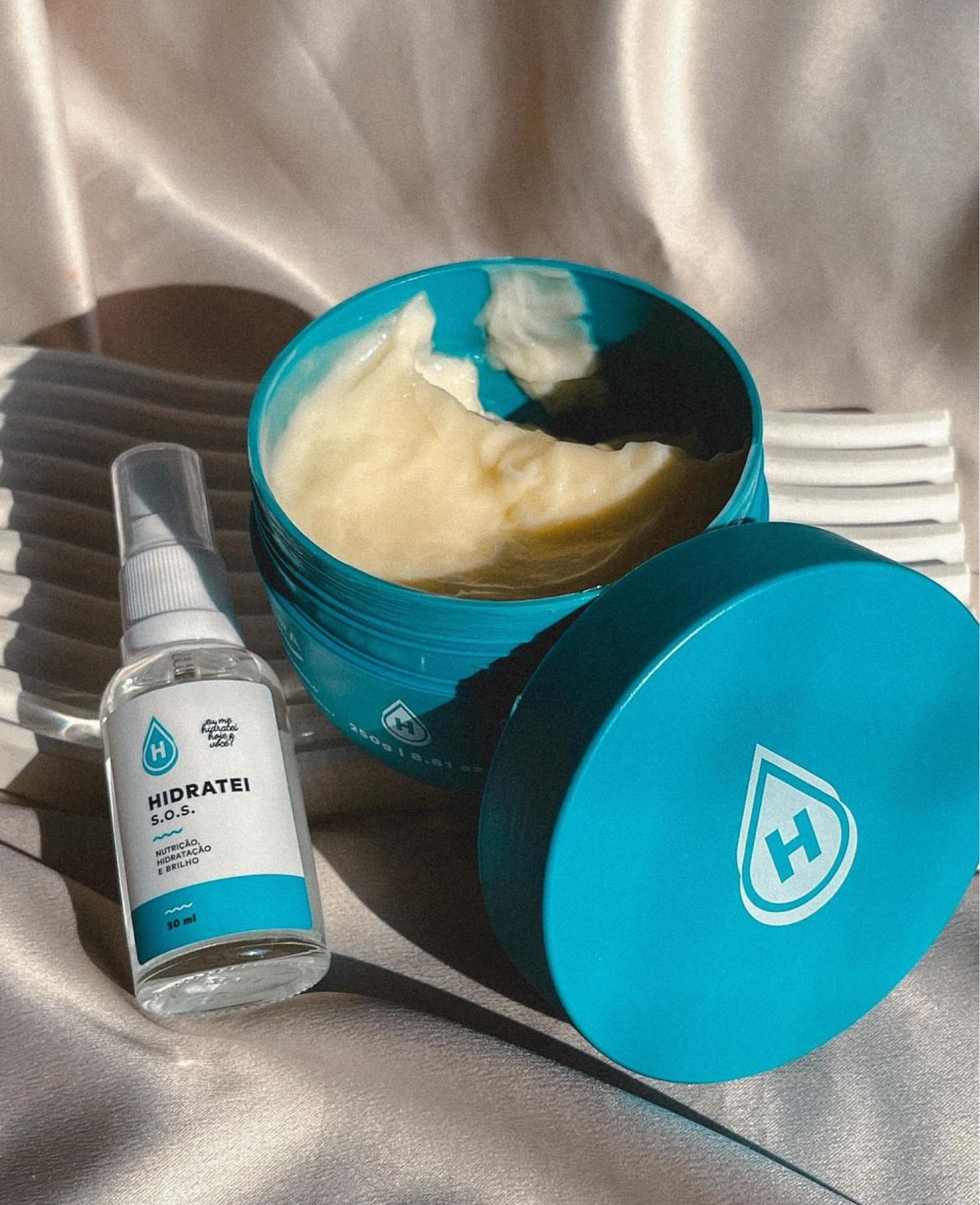 O Sérum SOS da Hidratei é um produto de nutrição, gosto de usar quando sinto que os fios estão secos, sem brilho e sem vida. Ele nutre muito os fios, e age em 2 minutinhos, amo muito!
A Super Máscara é para a etapa de hidratação, mas ela também nutre os fios. Amo para quando estou com os fios bem rebeldes e ressecados, o cabelo fica desmaiado e muito brilhante, sem falar que o cheiro dela é MARAVILHOSO e fica no cabelo por um bom tempo, amo muito. Ela age em 5 minutinhos, então eu amo que consigo aplicar no banho mesmo, sem precisar tirar um tempo extra pra isso!

#LTKbrasil #LTKbeauty