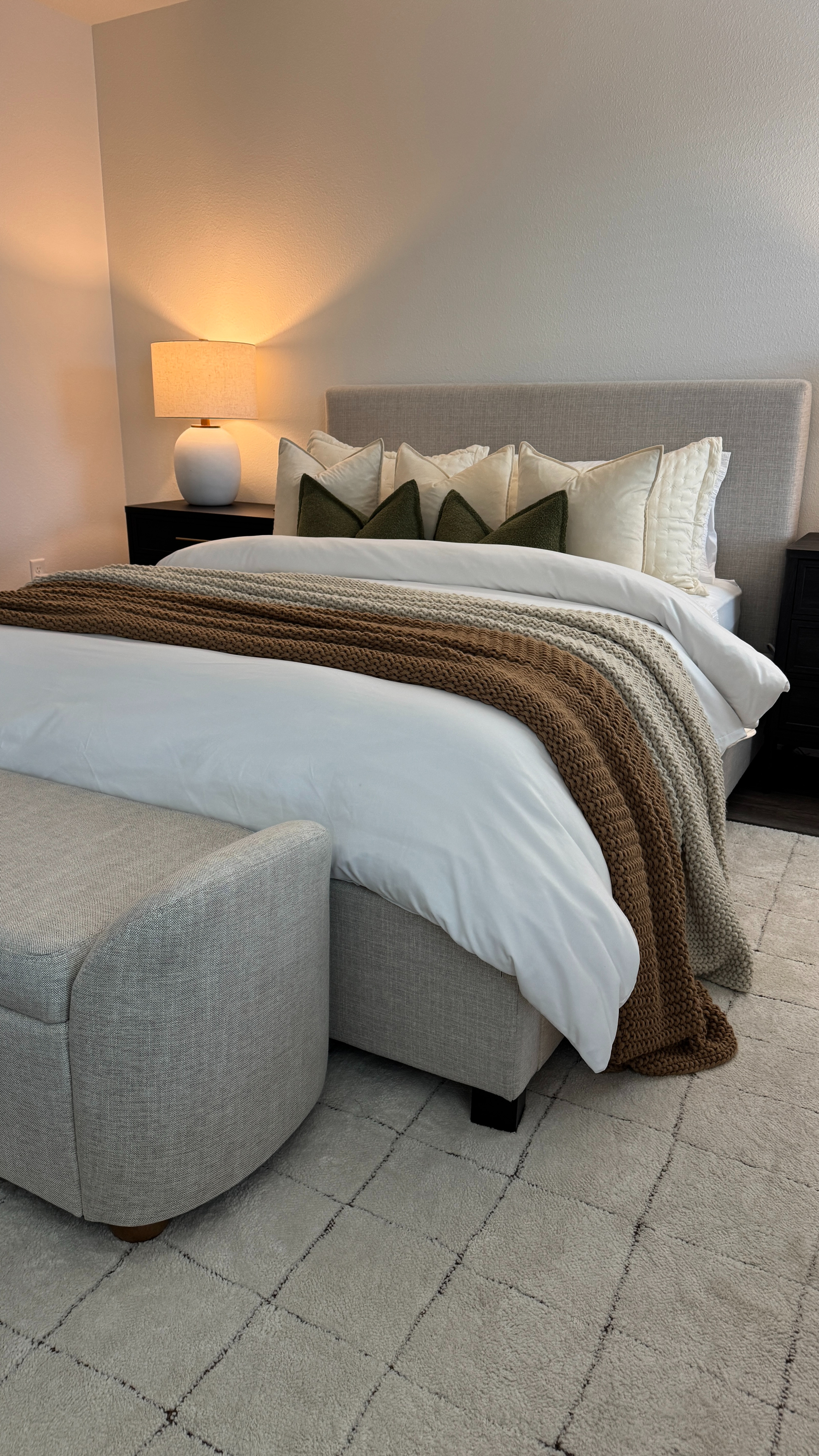 Master bedroom | Fall decor 🍂🤎 Ame integrar el verde olivo en la decoración 👌🏻 Comenta “FALL” para compartirte los 🔗 de todo 🤎✨

#masterbedroomdecor #falldecor #fallhomedecor #fallbedroom 

 #LTKSeasonal #LTKHome #LTKSaleAlert