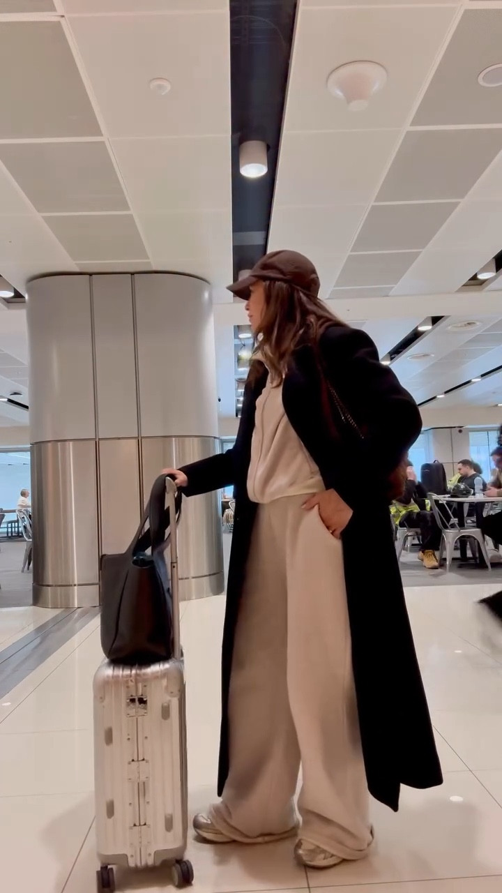 Comfy always beats jeans on a long-haul flight.
Matching lounge sets are perfect for travel days ✈️
MAN → NYC 🤍

#AirportOutfit #TravelStyle #ComfyOverCute #LoungewearSet #WinterTravel AirportLook CasualChic TravelDayFit MANtoNYC OffDutyStyle