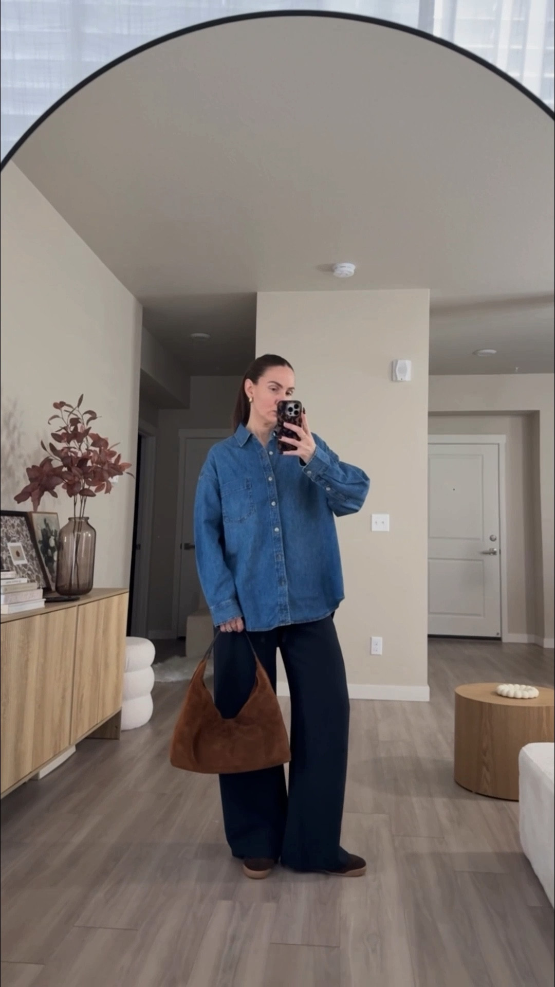 luxurious italian suede bag 50% off with code HOLIDAY 

#madewell #holidays #christmasgift @madewell