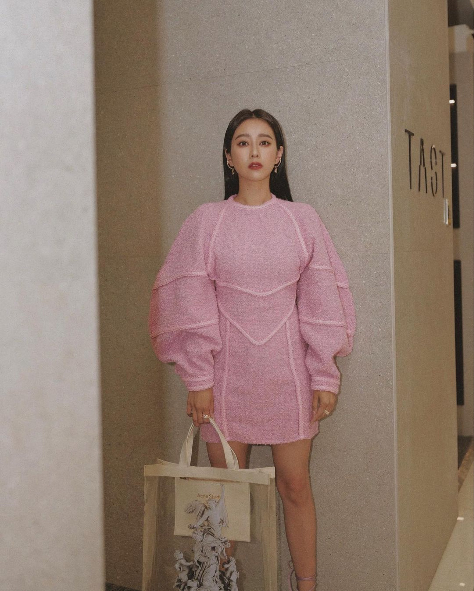 帶大家來逛逛我私下最愛的選品店
晚點限動跟大家分享我這次挑了什麼單品回家😆

來到TAST台中大遠百店
每次來除了會不小心購入飾品之外
這裡也是我最愛的帽子品牌Ruslan Baginskiy的獨家代理！
還有大家超喜愛的輕奢時尚品牌Acne Studios、Balmain
設計師品牌The Attico等等！

Acne Studios圍巾是不是也超可愛😍！！！
以後想買這些品牌不用再找代購啦～～～
這次工作也又不小心刷卡帶飾品回家了🥺🥺
這系列飾品真的太有精品感了！！！

也有幫大家要到優惠！
只要在TAST官網上輸入 WEI90
即可享全站商品9折優惠～
《到櫃上消費出示此篇貼文也可以享有9折😜！》

@tastboutique
#TASTwithyou #精品選物店 #AcneStudios #RuslanBaginskiy

#LTKtaiwan #LTKasia

#LTKstyletip #LTKitbag