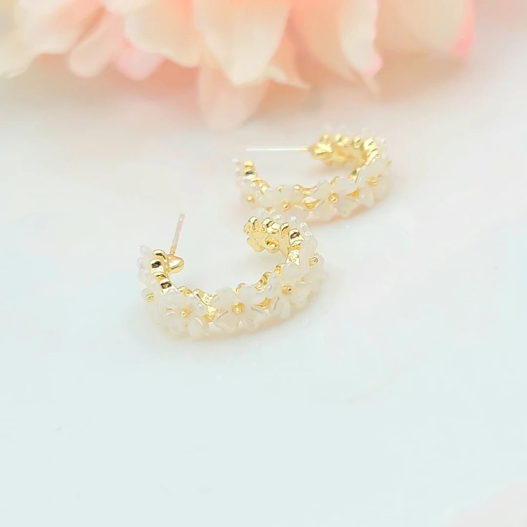 925 Silver Post Shell Daisy Flower Hoop Earring. Gold Daisy Flower Hoop Earring. Mom Gift. Gold H... | Etsy (US)