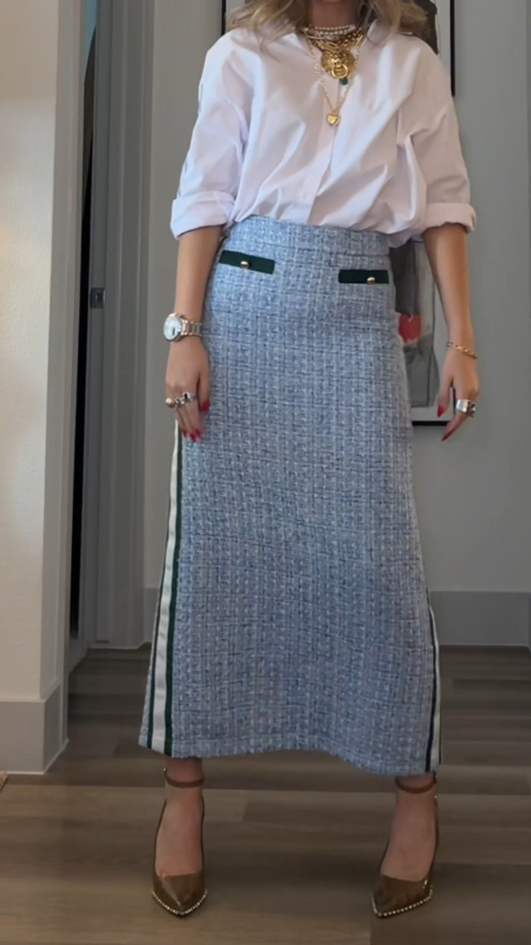 What I wore to work today on this beautiful Monday <333
My fav Zara top paired with this cutie tweed blue and green skirt paired with my normal gold jewelry and Gianni bini heels!!!

#LTKootd #LTKdayinmylife #LTKWorkwear
