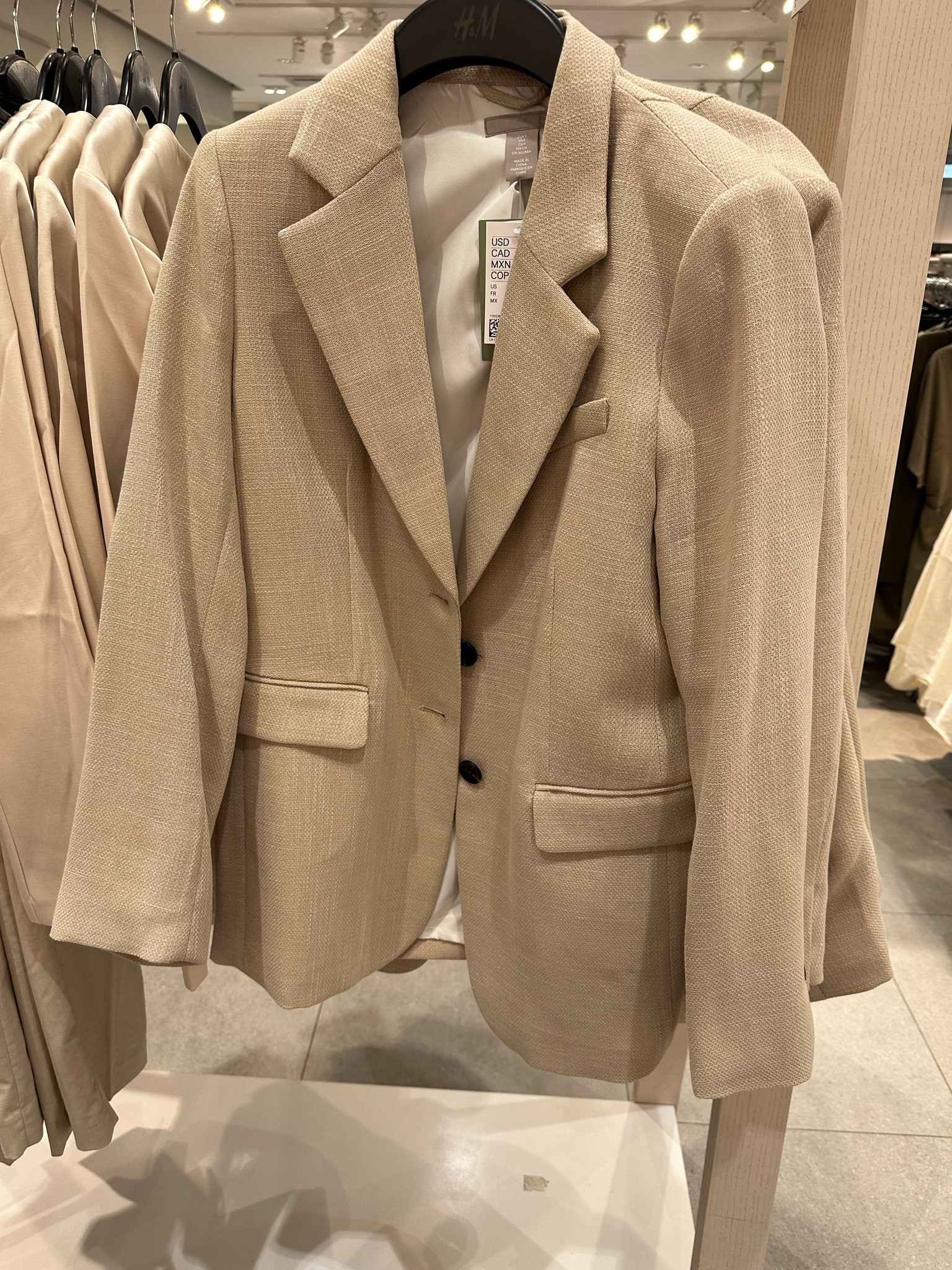 Woven Blazer

Pair with dress pants or a maxi skirt.



#LTKworkwear #LTKstyletip