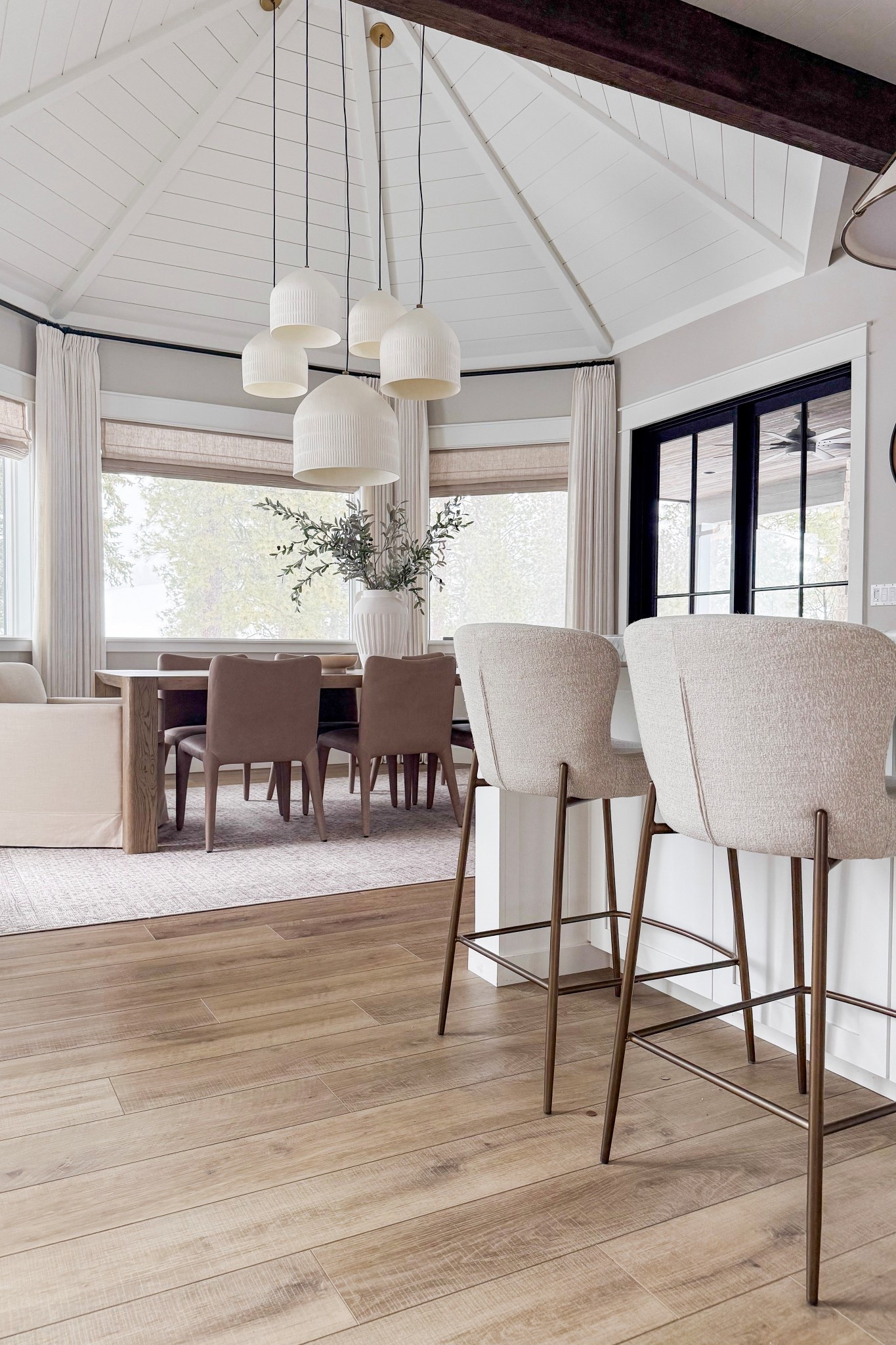 I love how light and airy this space feels! We made a few simple swaps

Home, home decor, home finds, home accents, modern home, neutral home, organic home, kitchen stools, counter stools, modern lighting, dining table, dining chairs, area rug

#LTKSeasonal #LTKHome #LTKdayinmylife