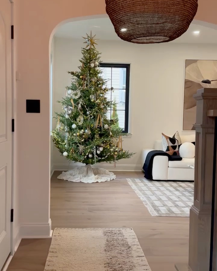My Beautiful Christmas Tree!
Les comparto una opción de #MiArbolDeNavidad para este 2024
*****
Les escojí los tonos naturales y tierras para un Árbol Color Neutral- Brown!

#LTKHome #LTKSeasonal #LTKHoliday