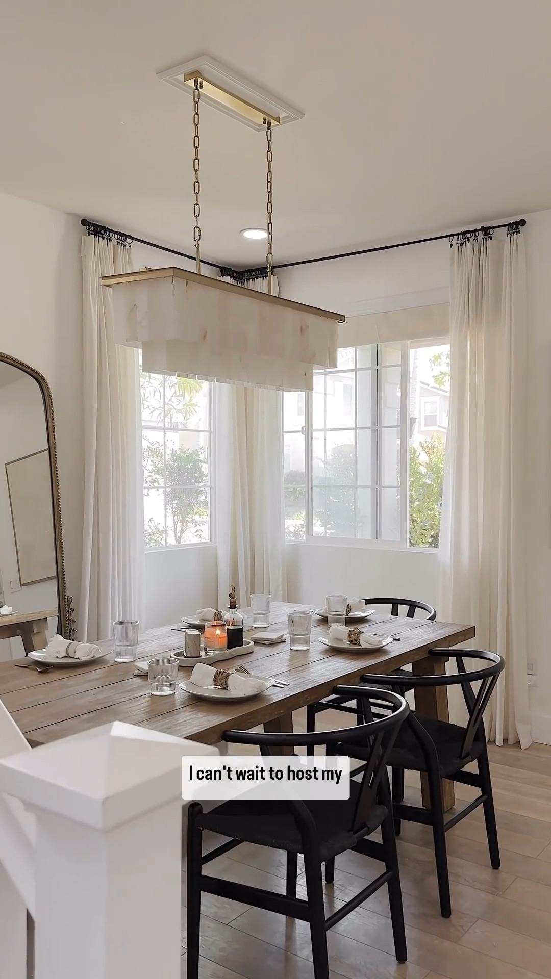 Our dining room 🤍 Another one of my favorite 2024 projects.

This handcrafted Alabaster Brass beauty from @FabtikoLighting has completely transformed this space and we had the most amazing time hosting Thanksgiving here.

Full details are on the blog—www.evacatherine.com 🤍 
.
.
.
#DiningRoomGlowUp #FabtikoLighting #HomeUpdate 