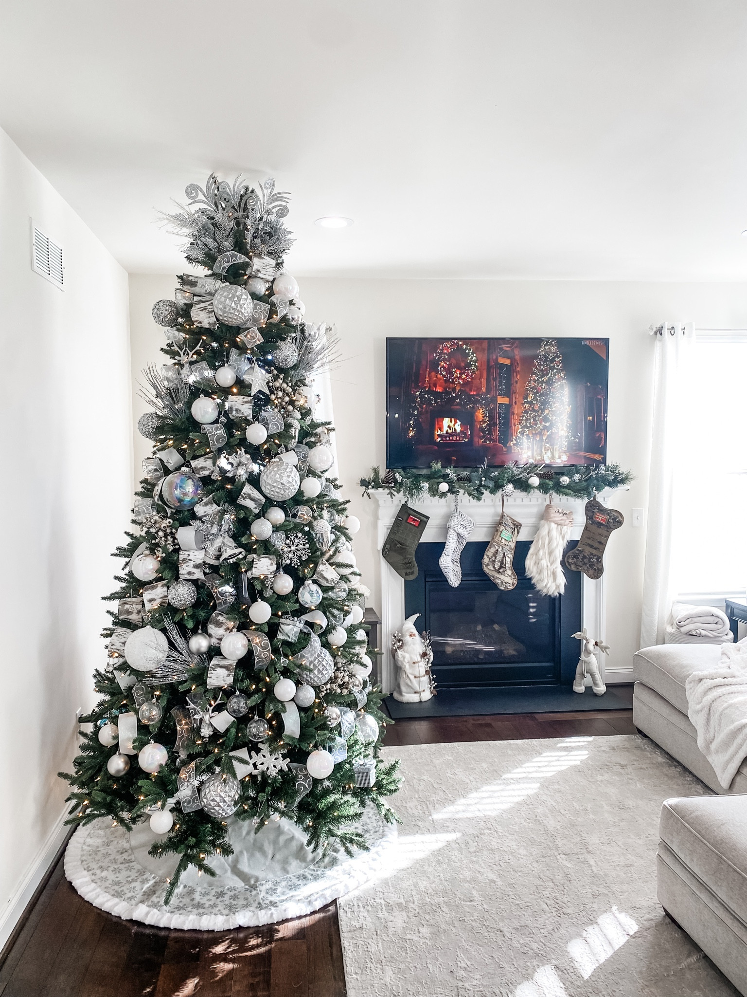Silver & Sparkle Christmas

#LTKHoliday #LTKunder100 #LTKSeasonal