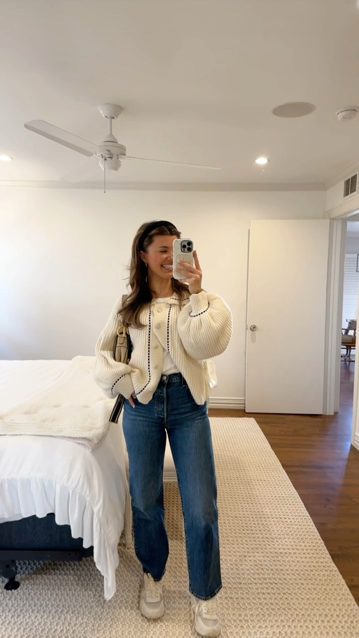 OOTD for a coffee shop workday 👩🏼‍💻💞☕️

Jeans size 26 (usually 25/26)
Sweater size small 
Long sleeve size small 