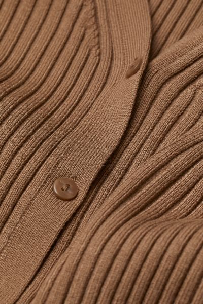 Shorter cardigan in a rib-knit Livaeco™ viscose blend. Low-cut V-neck and buttons at front. | H&M (US)