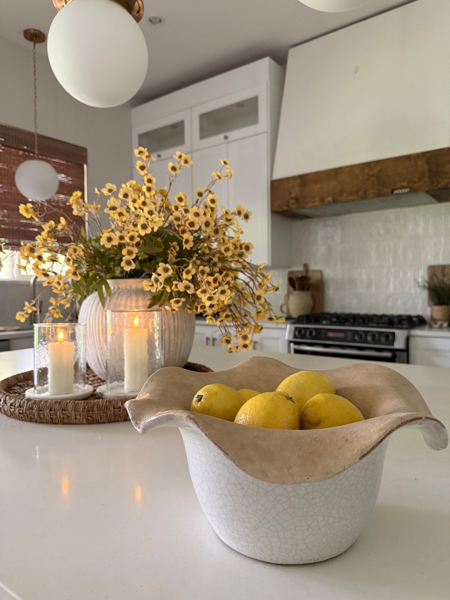Kitchen island decor! Lemons in a bowl isn’t groundbreaking, but this gorgeous bowl definitely makes a statement.☺️

