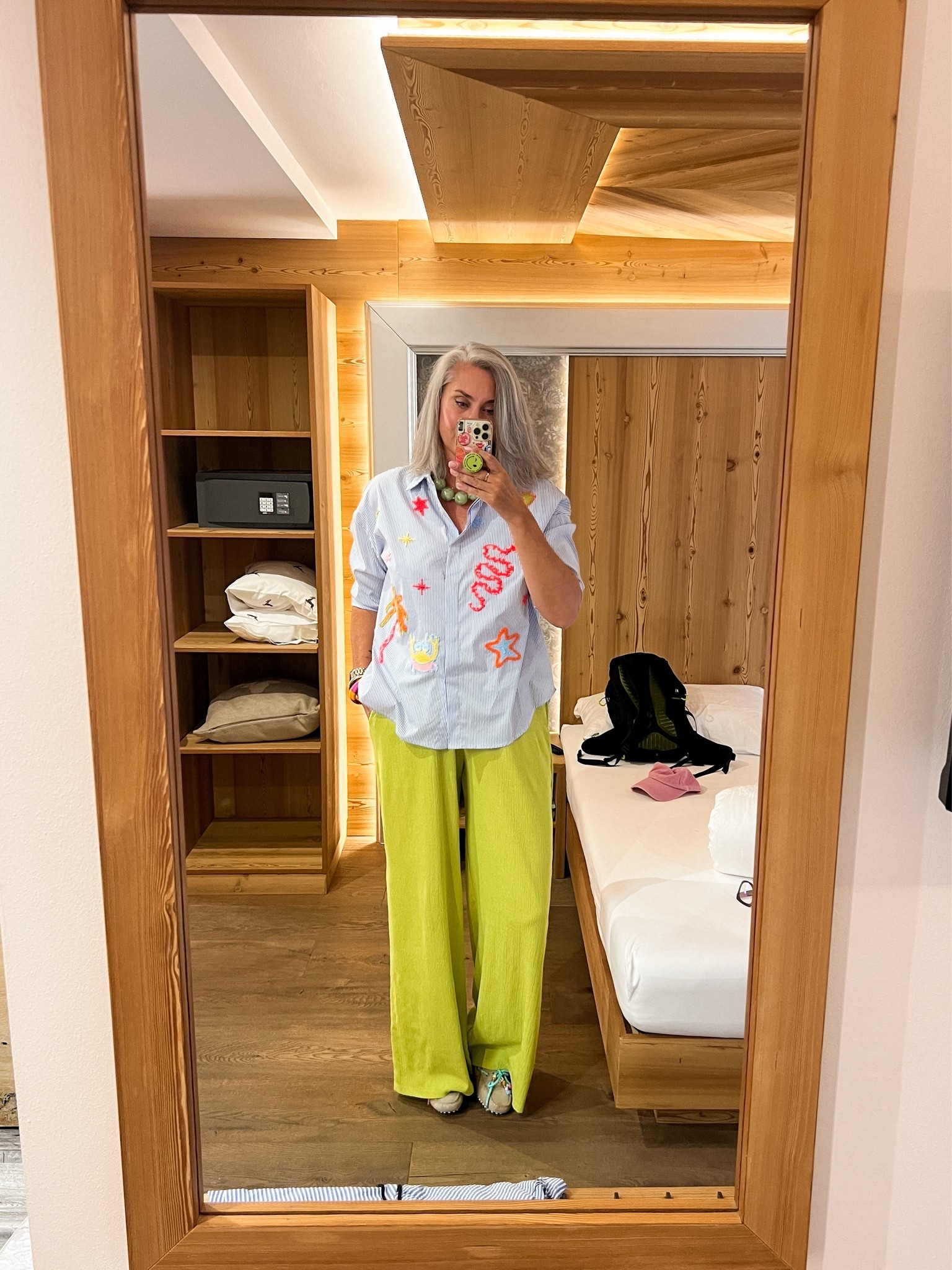OOTN - Maandagavond. Blauw/wit gestreepte blouse met felgekleurde borduursels (One size, Albert Cuyp) lime groene wide leg broek is een oudje van Raizzed en de moccasins zijn hele oude uit Milaan die ik zelf heb opgeleukt met gekleurde veters en kralen.

#LTKeurope #LTKsummer #LTKtravel