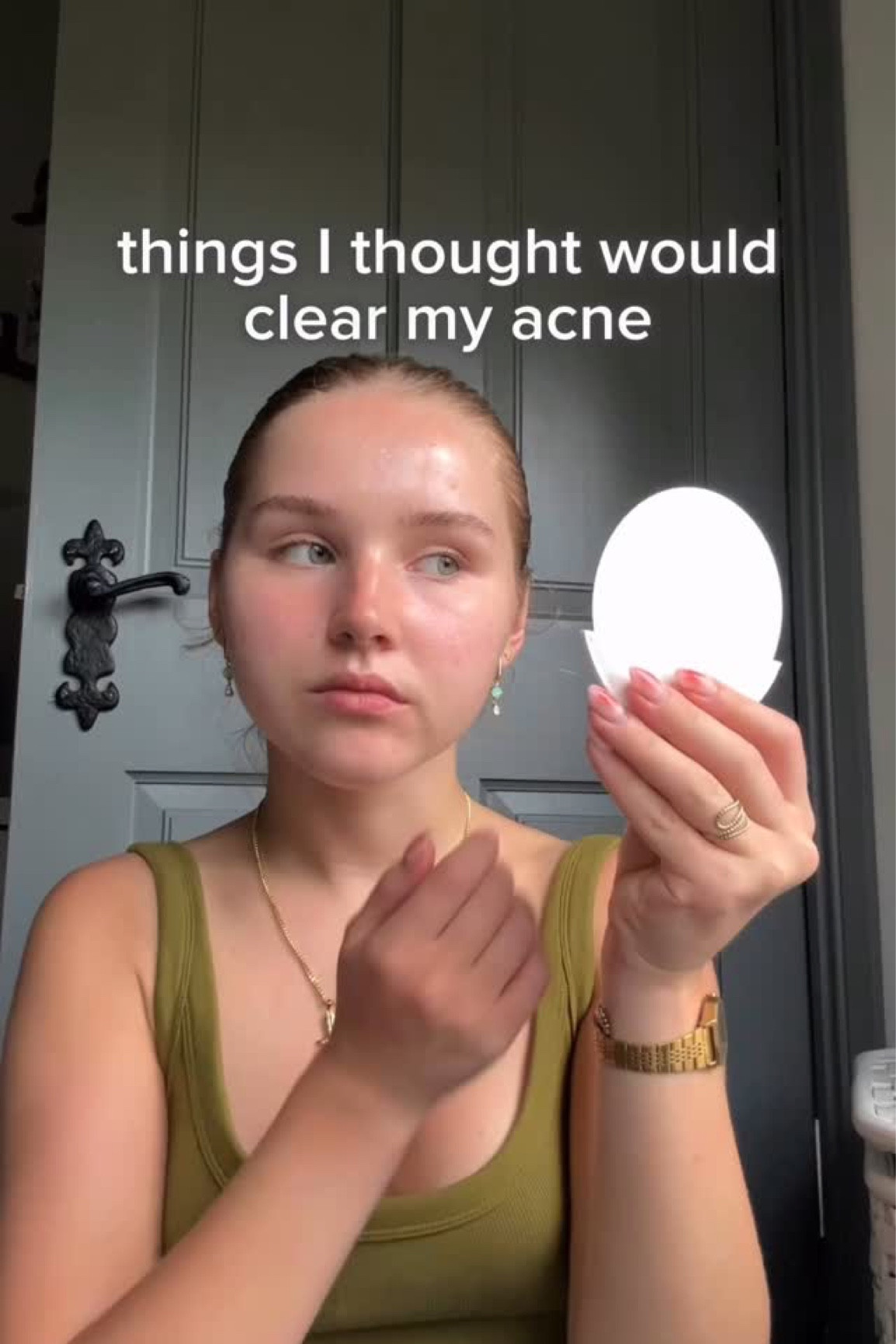 What ACTUALLY cleared my skin🤭(explanations⬇️)

⭐️ CYCLE SYNCING
There are 4 menstrual cycle phases: menstrual, follicular, ovulatory & luteal. 
Cycle syncing supports your body by adjusting your lifestyle & workouts in each phase of your cycle!
e.g., ovulation: HIIT workouts (high impact), luteal: yoga (low impact)

⭐️HORMONE BALANCING TEAS
Spearmint, dandelion and burdock root are examples of hormone-balancing teas! They’re amazing for reducing inflammation & imbalances.
🫶🏼Comment SHOP for direct links to my favourite teas🫶🏼

⭐️AZELAIC ACID
To prevent acne, I love retinoids. But for treating acne, I LOVE azelaic acid as it’s incredible for sensitive skin (it’s not technically an exfoliating acid, so it’s very gentle). comment ACID for a link to my favourite one!

⭐️ MORNING SUNLIGHT
Getting morning sunlight helps to regulate your circadian rhythm. Your circadian rhythm regulates hormone fluctuations & sleep. Regulating my hormones & sleep was CRUCIAL for clear skin!

⭐️ SKIN CYCLING 
Skin cycling is a 3-day skincare routine. 
Day 1: exfoliation
Day 2: retinoid 
Day 3: hydration (if you are new to skin cycling, you would also have a 4th day of hydration). 
You repeat this schedule continuously! This routine allows me to prevent acne without damaging my skin barrier!

Comment any questions below; I will get around to answering them all!💕 

•

There are acne healing guides linked in my bio for those of you who need some extra support with your skin💗

•

#lifewithmils #acne #hormonebalance #hormones #acneproneskin  #healacnenaturally #acnesafemakeup #skintok https://liketk.it/4N9vw