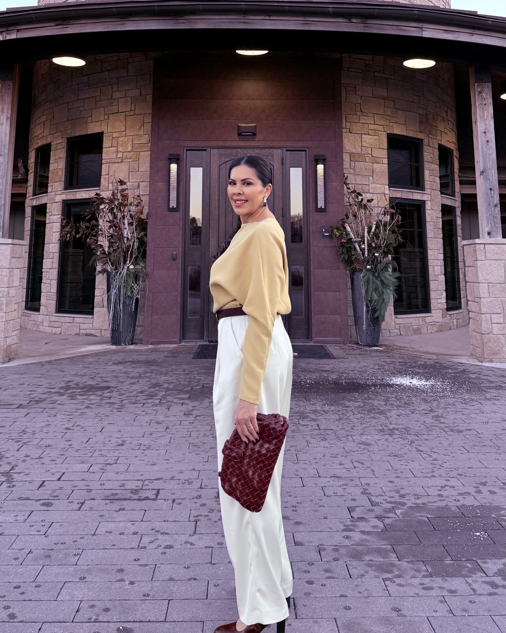 Este clutch vinotinto fue mi elección para el 31: elegante, versátil y atemporal. Un acento perfecto para elevar un look neutro sin esfuerzo.

#LTKOver40 #LTKTravel #LTKWorkwear