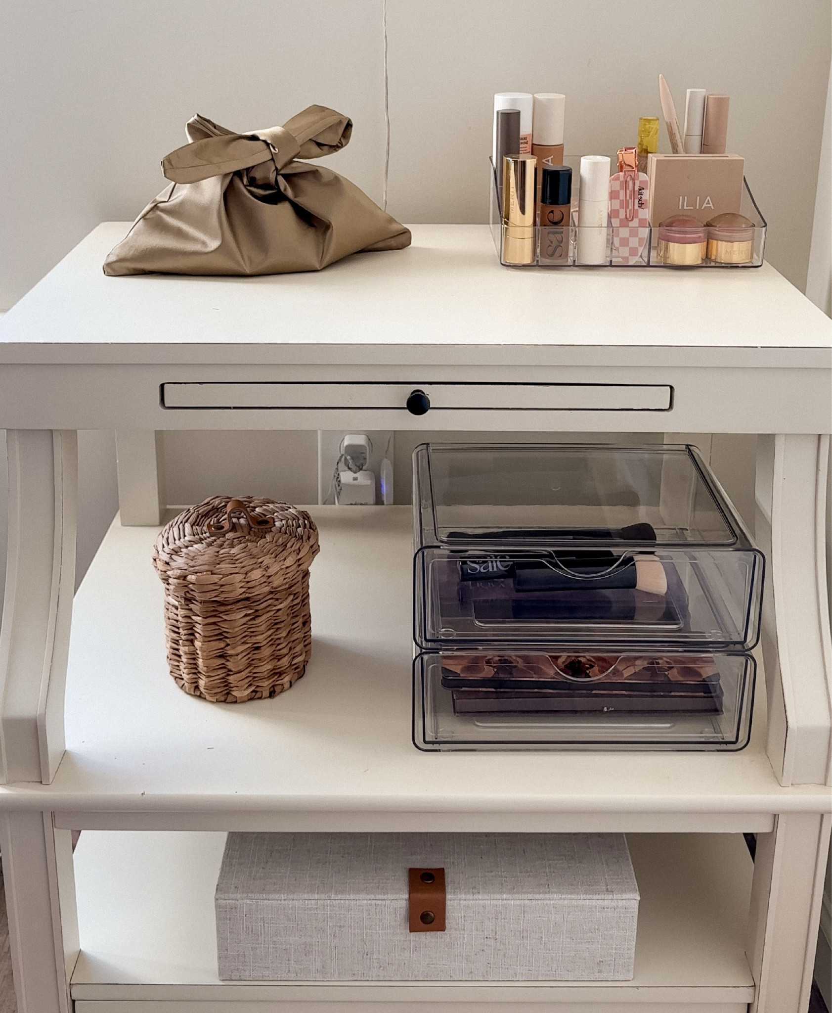 Clean makeup favorites + vanity organization 🤍💄✨

#LTKBeauty #LTKHome