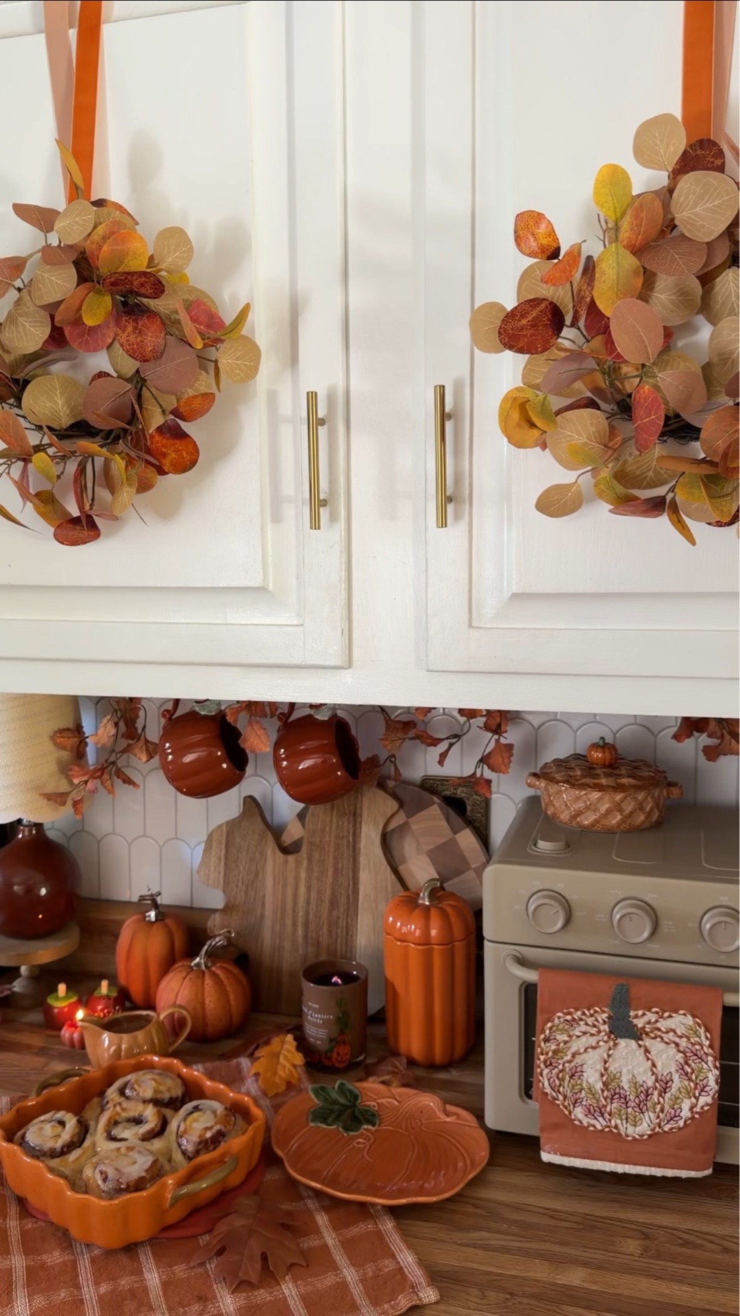 8 more Sundays until Autumn 🍁🥧🎃🍂🧣
I can picture it now… a chilly 65 degree day, my coziest sweater on, baking cinnamon rolls while the Great Pumpkin Waltz plays on vinyl and the house smells like cinnamon & my favorite apple candle 🍎 …fall please hurry 
- signed a Autumnal soul 

#autumnvibes🍁 #autumnal #fallhome #falliscoming #fallcountdown