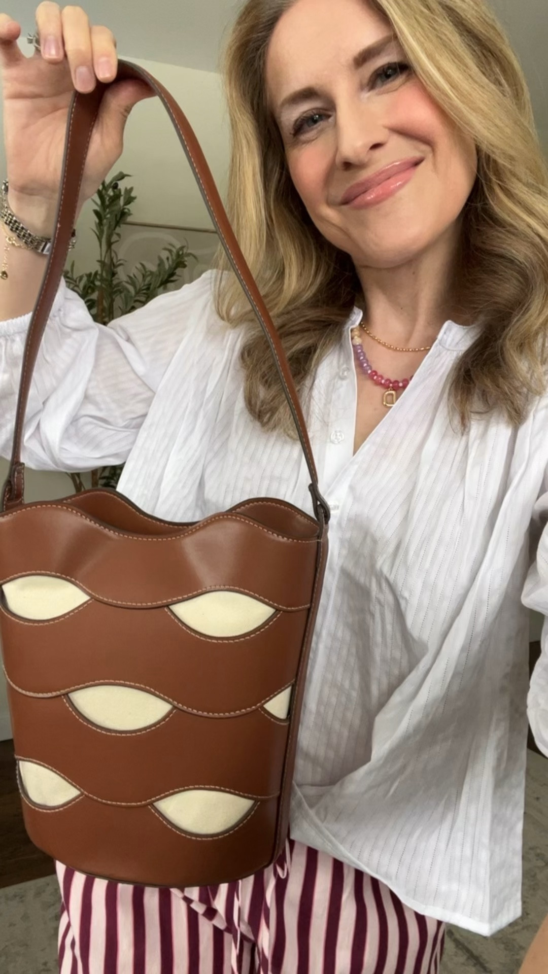 New Walmart bag, unique and elevated, love that it pairs well with browns and whites! 