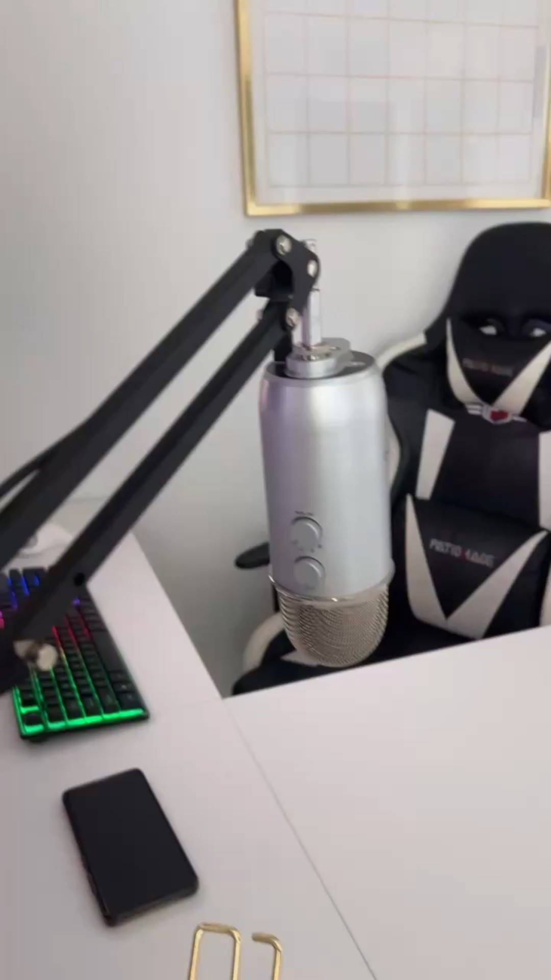 New addition to my #HomeOffice . The perfect #ContentTool for YouTubers, vloggers, podcasters, and more.

#LTKHome