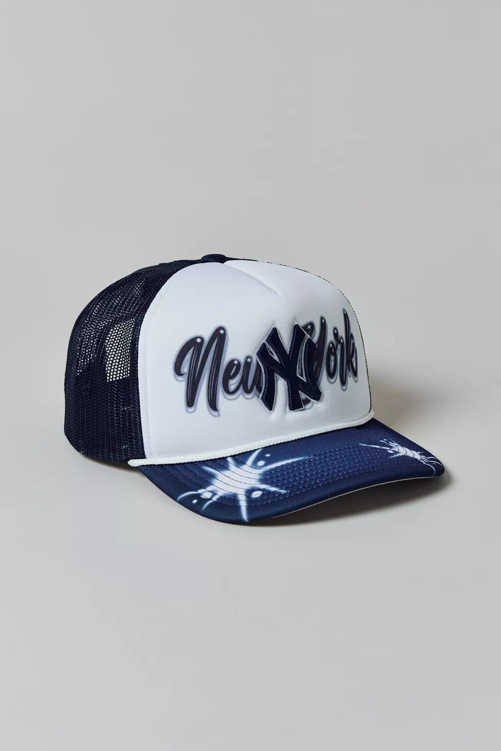 Mitchell & Ness MLB New York Yankees Airbrush Trucker Hat | Urban Outfitters (US and RoW)