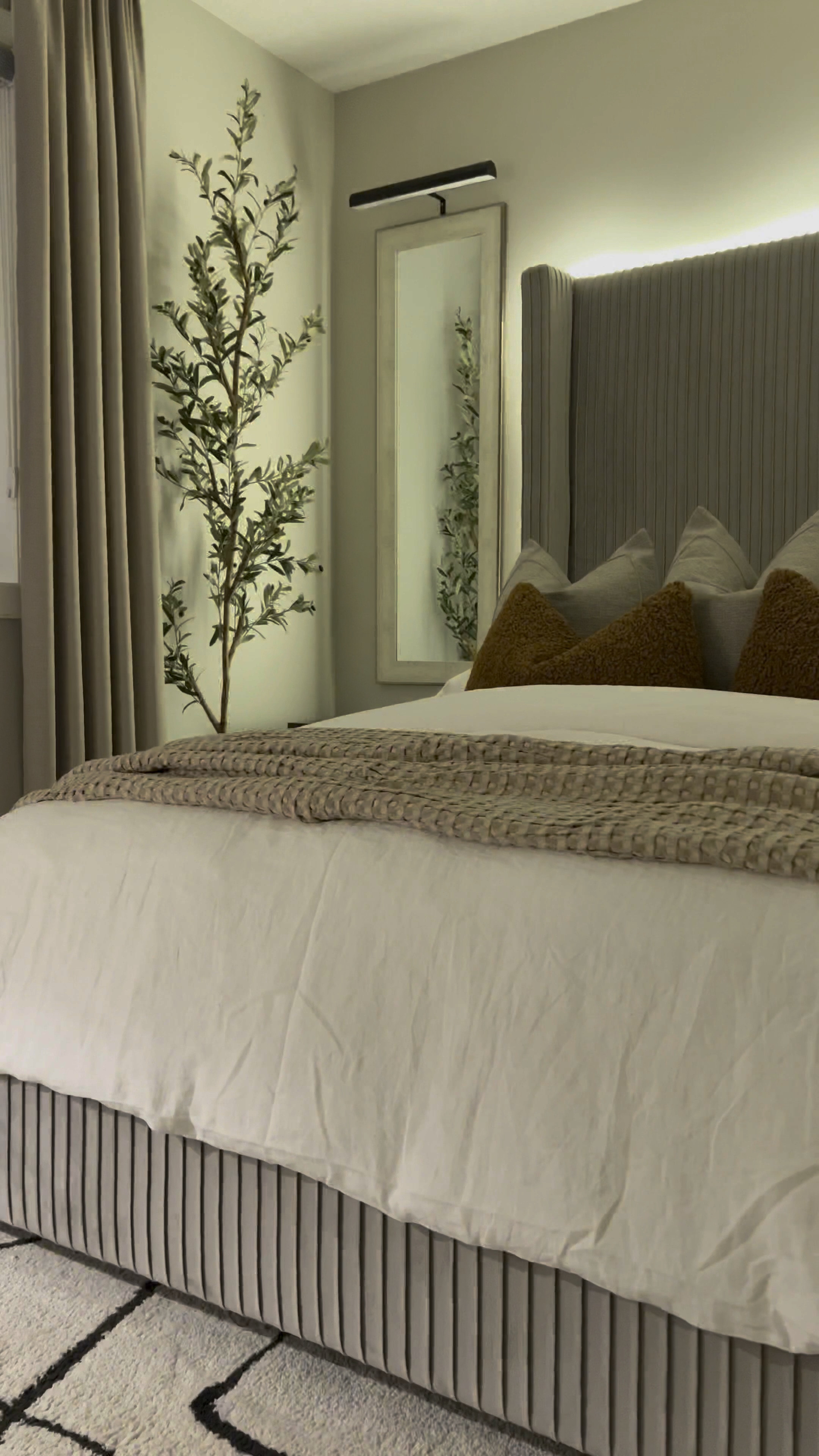  This is your sign to put led light strips behind your bed ☺️🫶🏽💕

#LTKhome #LTKstyletip #LTKVideo