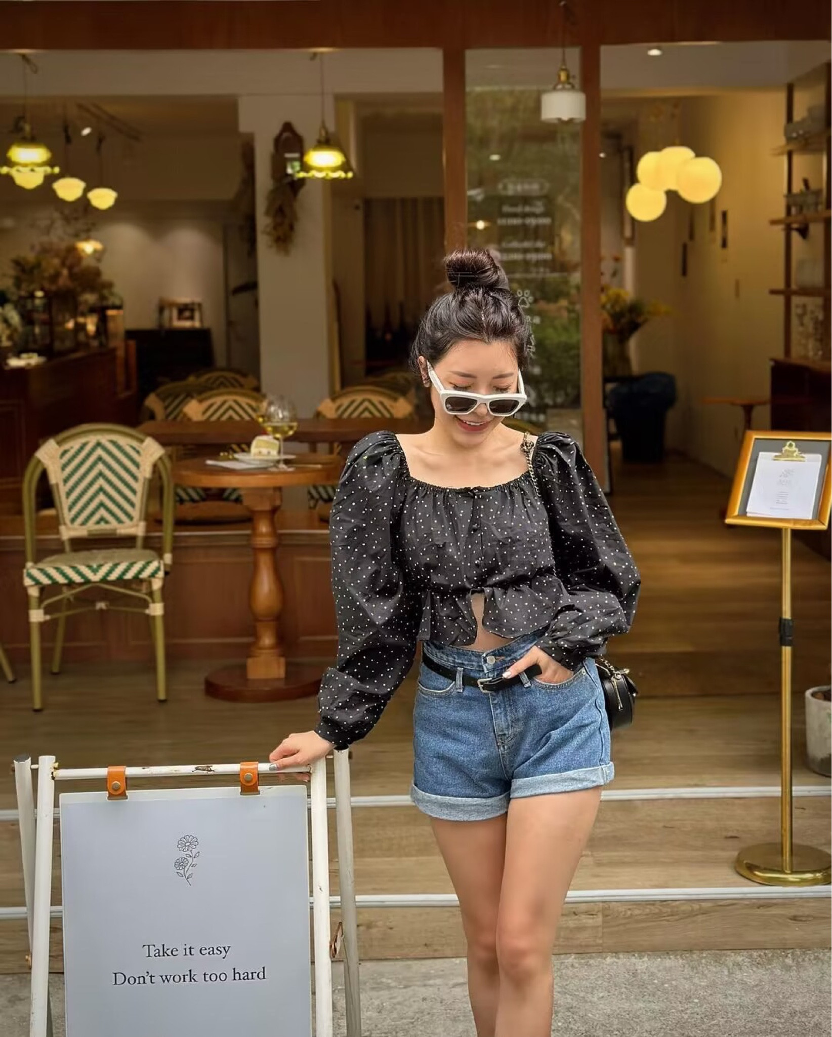 在每一家咖啡廳發現有酒可以點都會欣喜若狂👀👀👀一直在收集一些下午可以隨性喝酒的口袋清單
可是成果少的可憐🫠🫠🫠！（拜託推薦我）

這邊有酒有蛋糕有可頌有半戶外座位還可以買一束小花
🥂🥐🍰💐☁️
絕對是最接近巴黎的小咖啡廳了！
#LTKtaiwan #LTKasia

#LTKstyletip #LTKitbag