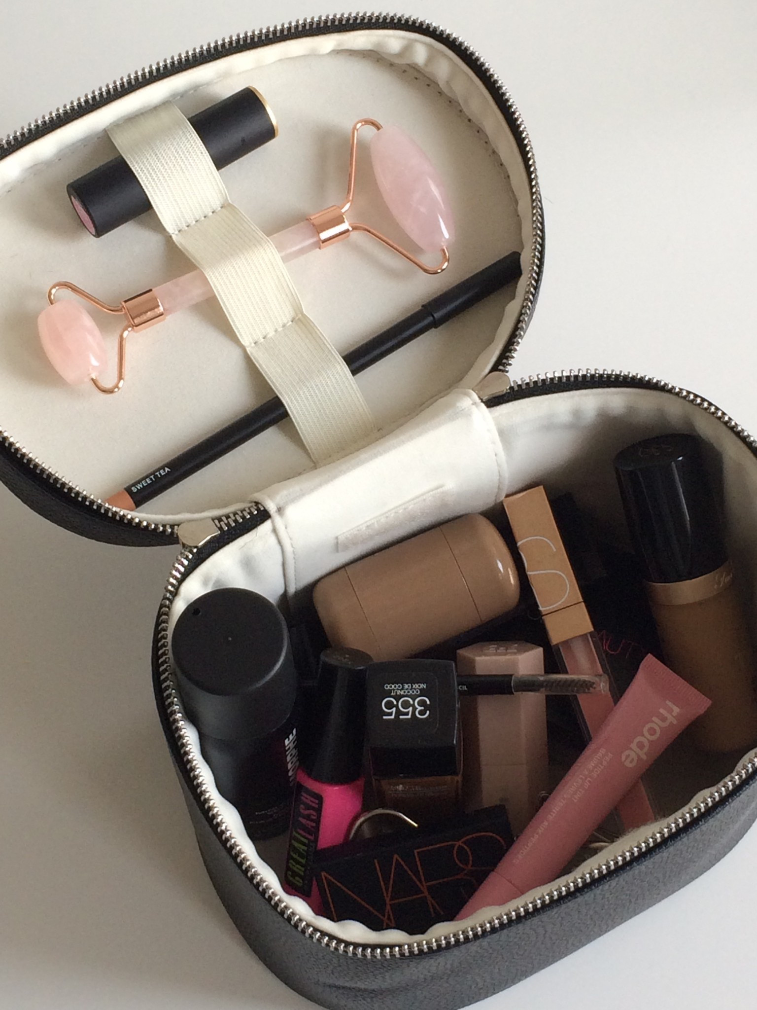 this makeup case is so chic 🪽

#vanitybag #makeupcase