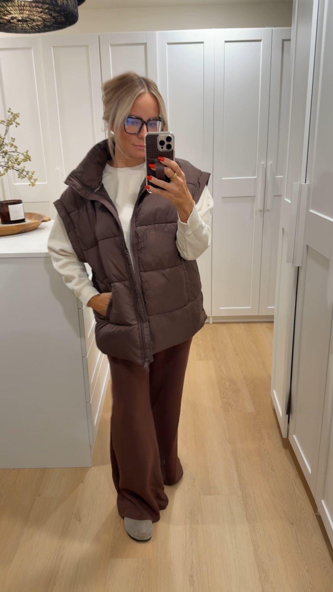 Here’s what I worked for a cozy chicken & noodle birthday dinner for my SIL 😍

Best: small 
Sweatshirt: medium 
Pants: small 

Use code JESSICABXSPANX to shop @spanx.
Use code Buwick10 for my @walli phone case.