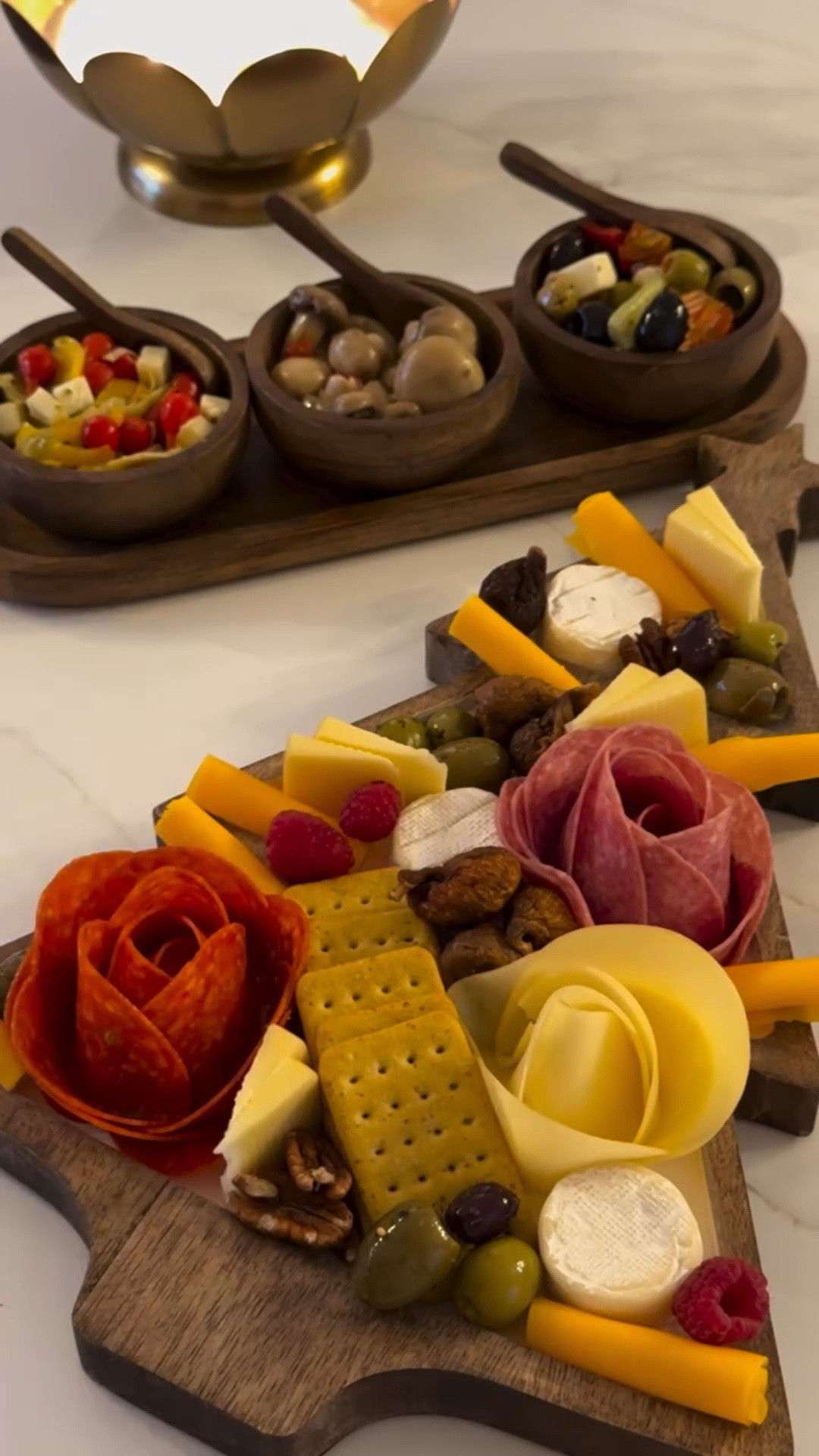 Proof that a charcuterie board can single-handedly bring the Christmas vibes 🎄

Cheese, charcuterie, fruit, something sweet & something salty and done.

Add a winter-scented candle and a cute wooden board…instant cozy holiday magic.

Charcuterie board styling Holiday appetizer ideas Christmas charcuterie inspo Cozy holiday entertaining Winter charcuterie aesthetic Budget-friendly board ideas Festive food styling #publix