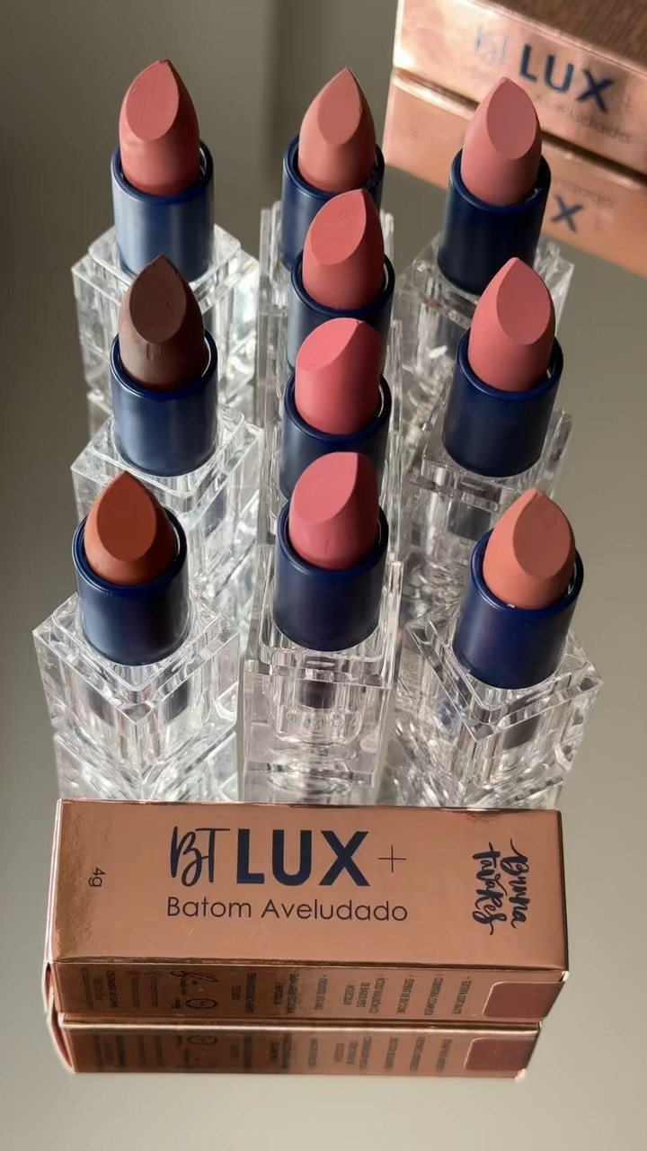 Batom em bala de @linhabrunatavares 💙

Cores 👇🏻

Dri - bege médio rosado
Natasha - rosa antigo
Kim - marrom médio neutro
Carla - marrom malva
Alice - bege claro rosado
Larissa - marsala
Kate - marrom médio pêssego
Renata - marrom médio frio
Manu - marrom médio escuro quente
Anastasia - marrom escuro neutro

#btlux #linhabrunatavares #brunatavares #batommatte 

#LTKbrasil #LTKbeleza